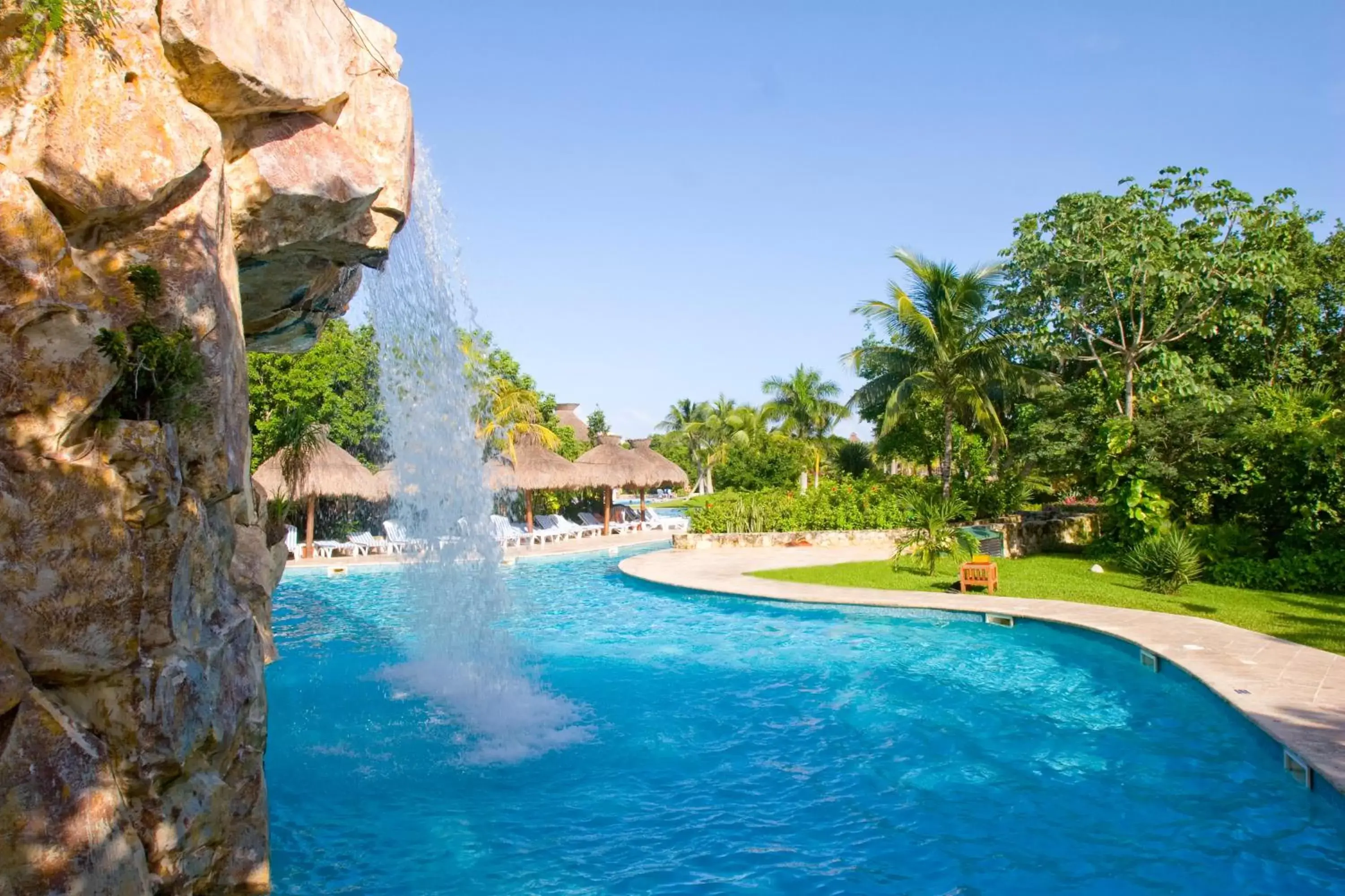 Swimming pool in Iberostar Waves Paraíso Beach - All Inclusive Swimming pool in Iberostar Waves Paraíso Beach - All Inclusive
