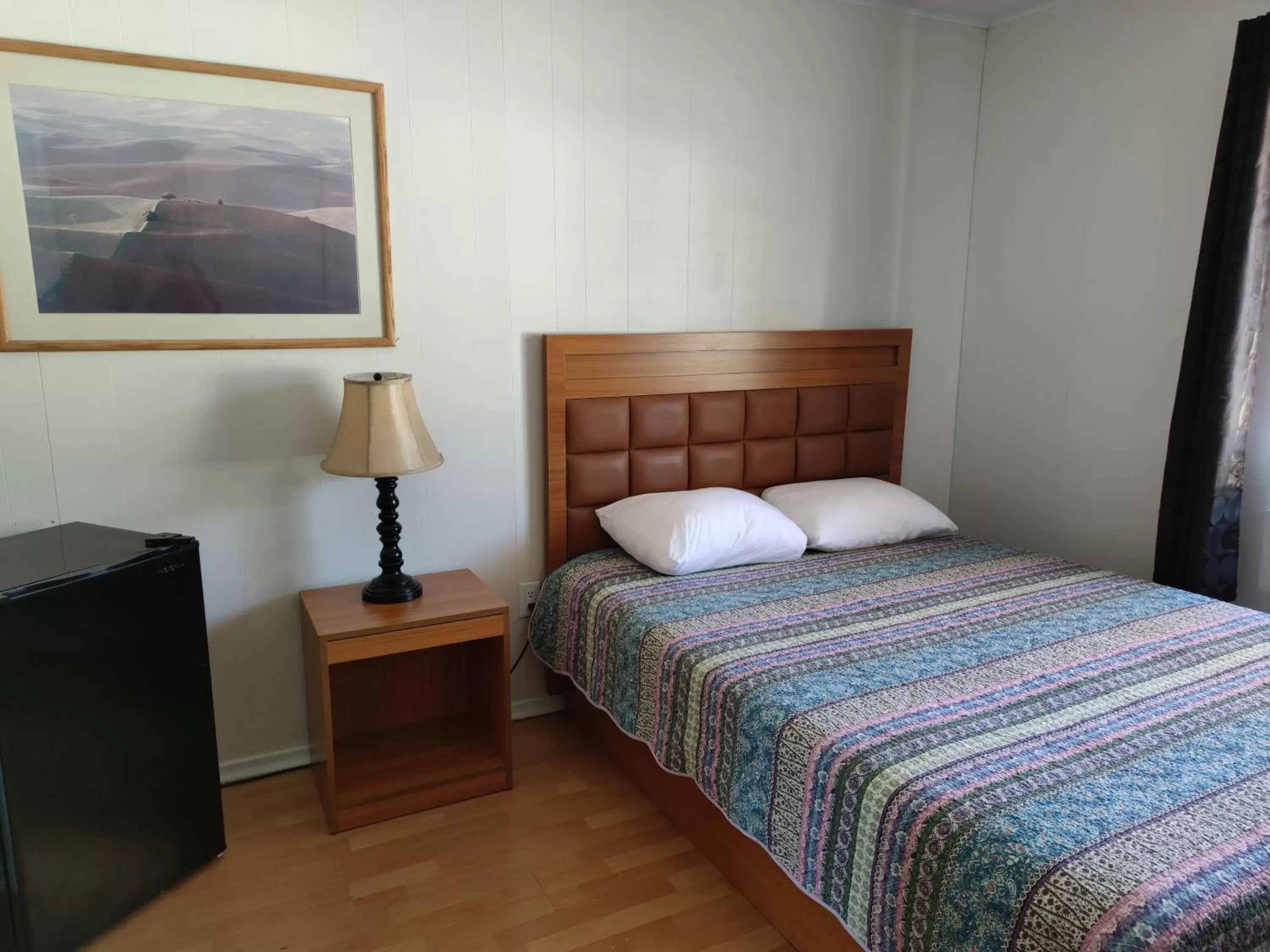Bed in Pemberton Hotel (Motel)