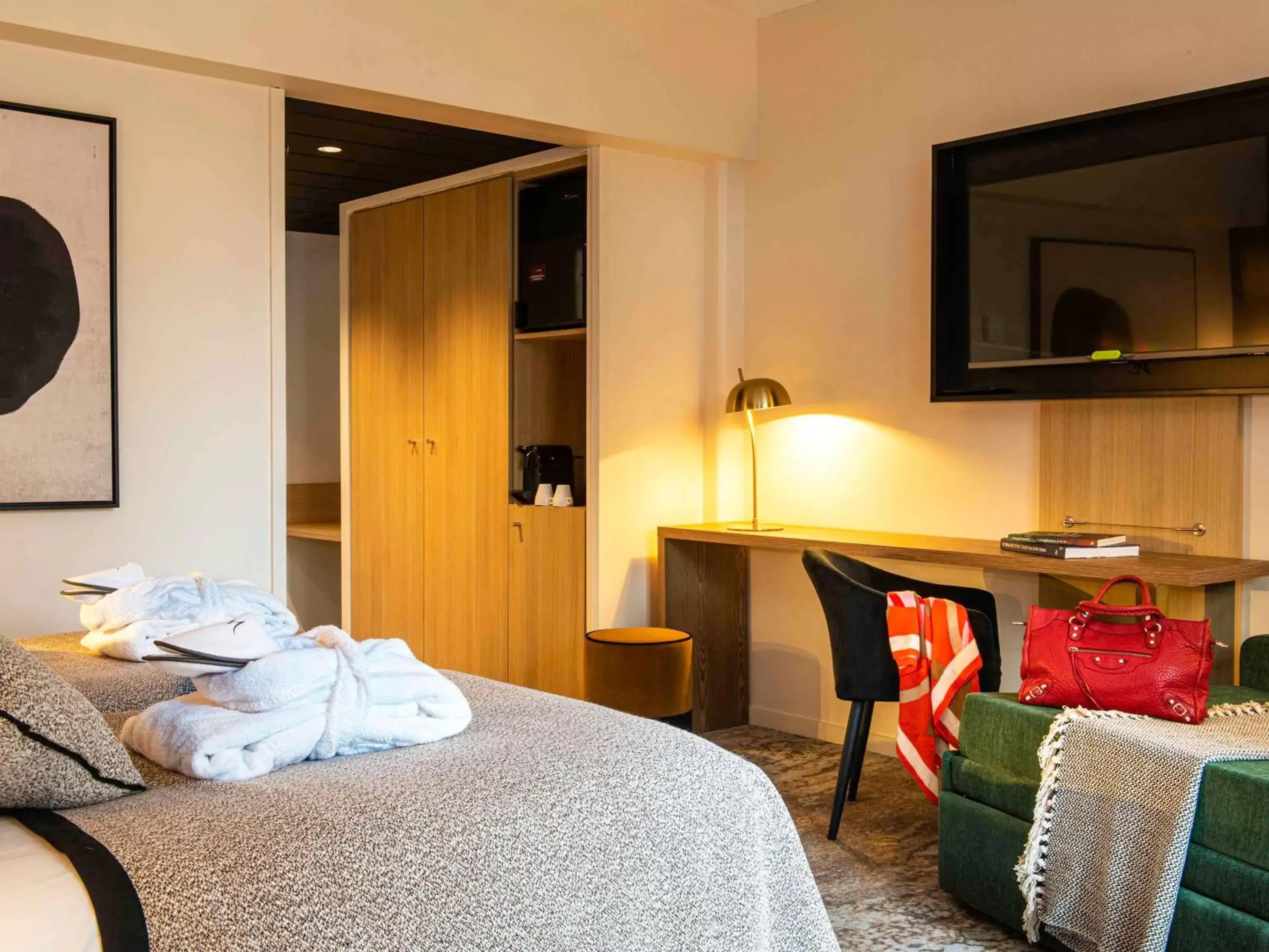 Bedroom, Bed in Mercure Carcassonne La Cité - entièrement rénové
