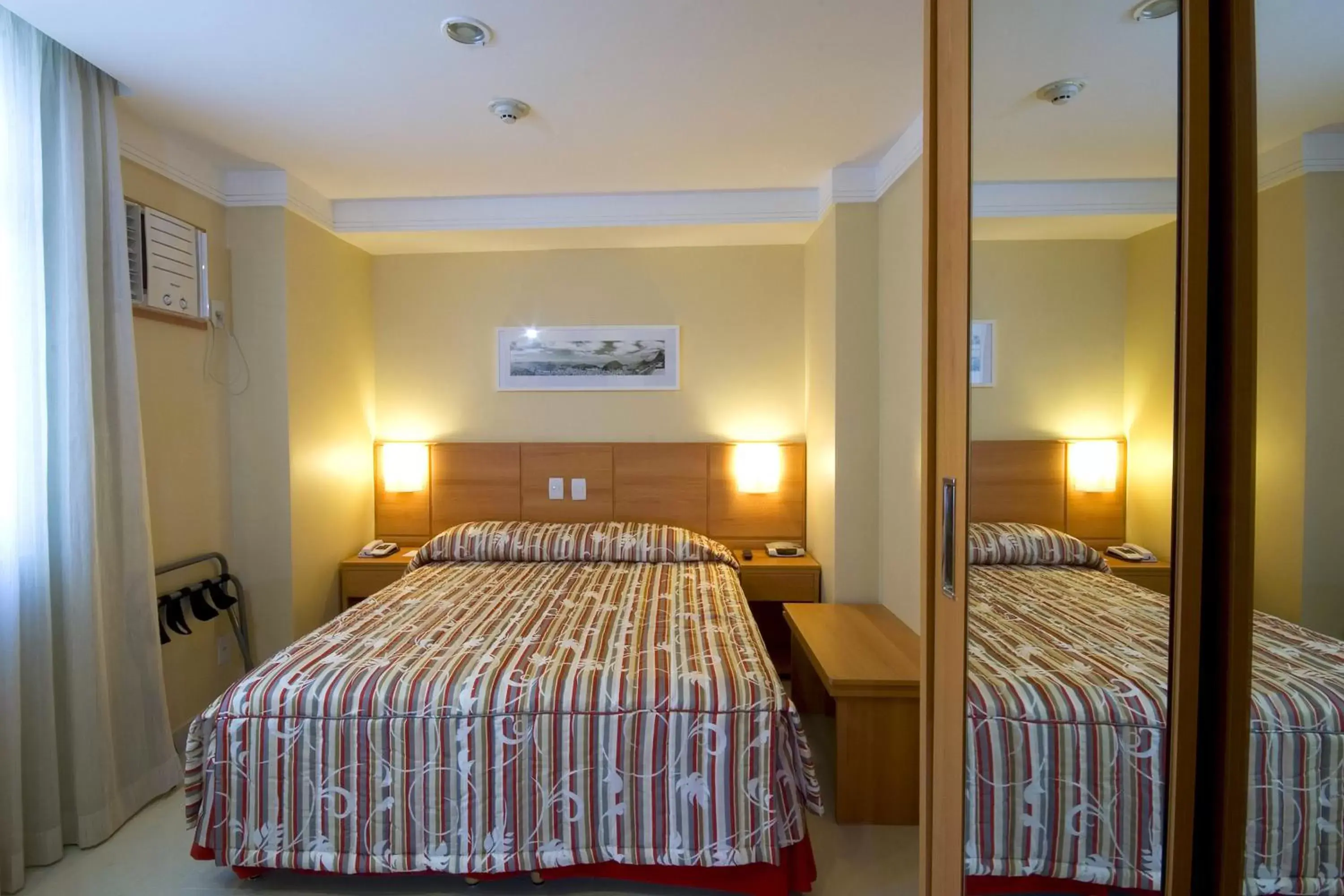 Photo of the whole room, Bed in Hotel Atlântico Business Centro