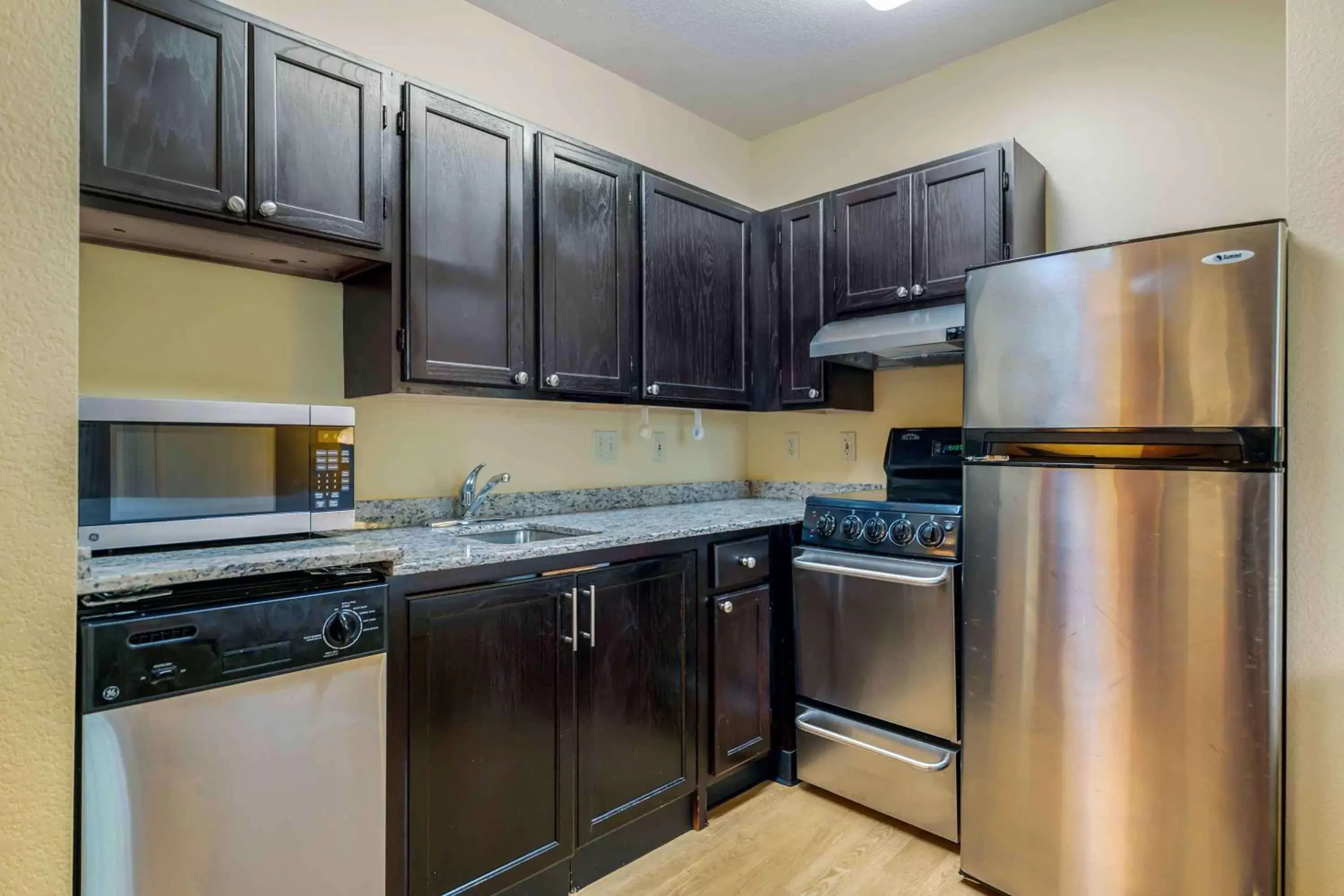 Bedroom, Kitchen/Kitchenette in Extended Stay America Suites - Chicago - Elgin - West Dundee
