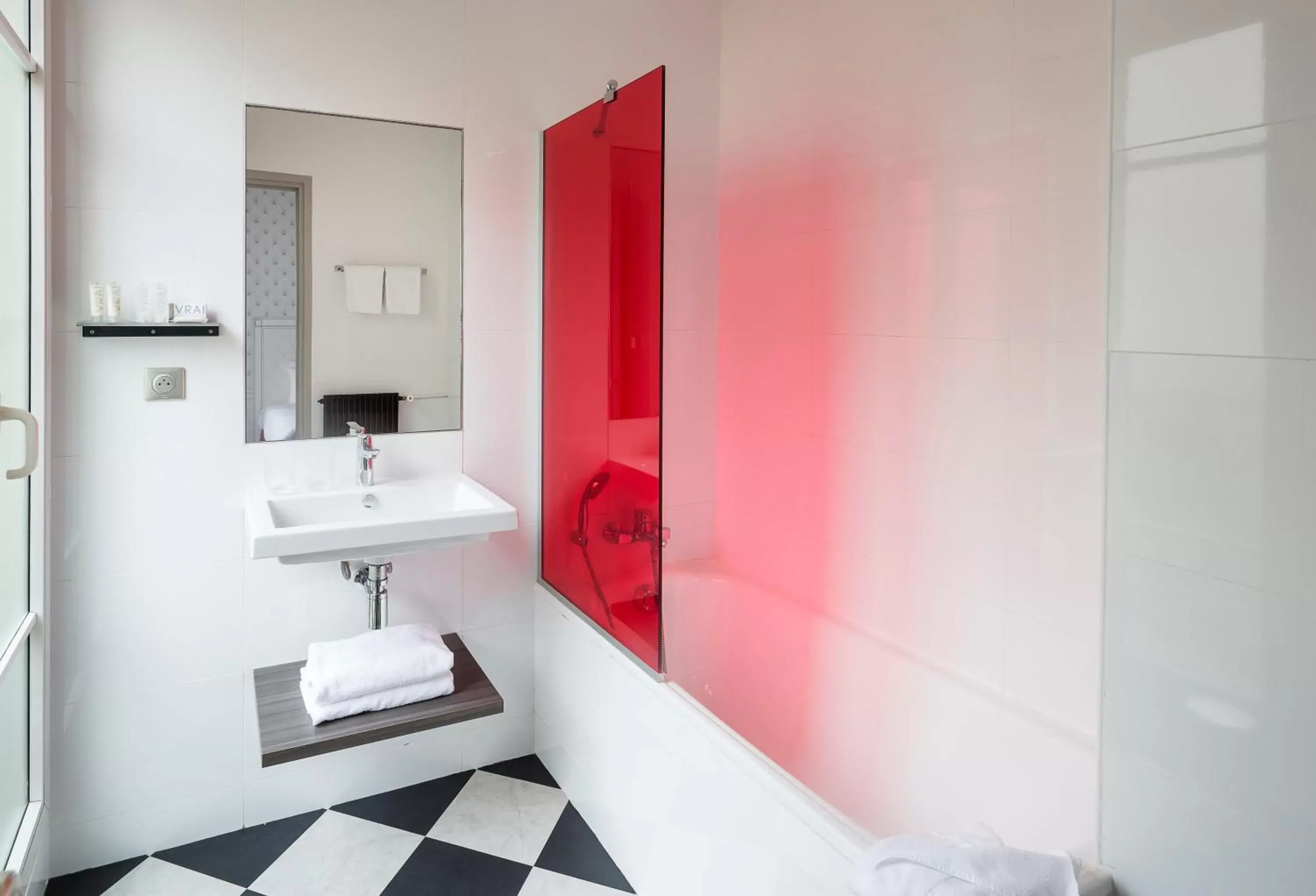 Bathroom in Hôtel Paris Vaugirard