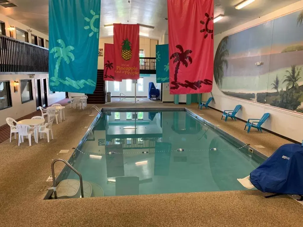 Swimming Pool in Super 8 by Wyndham Huron