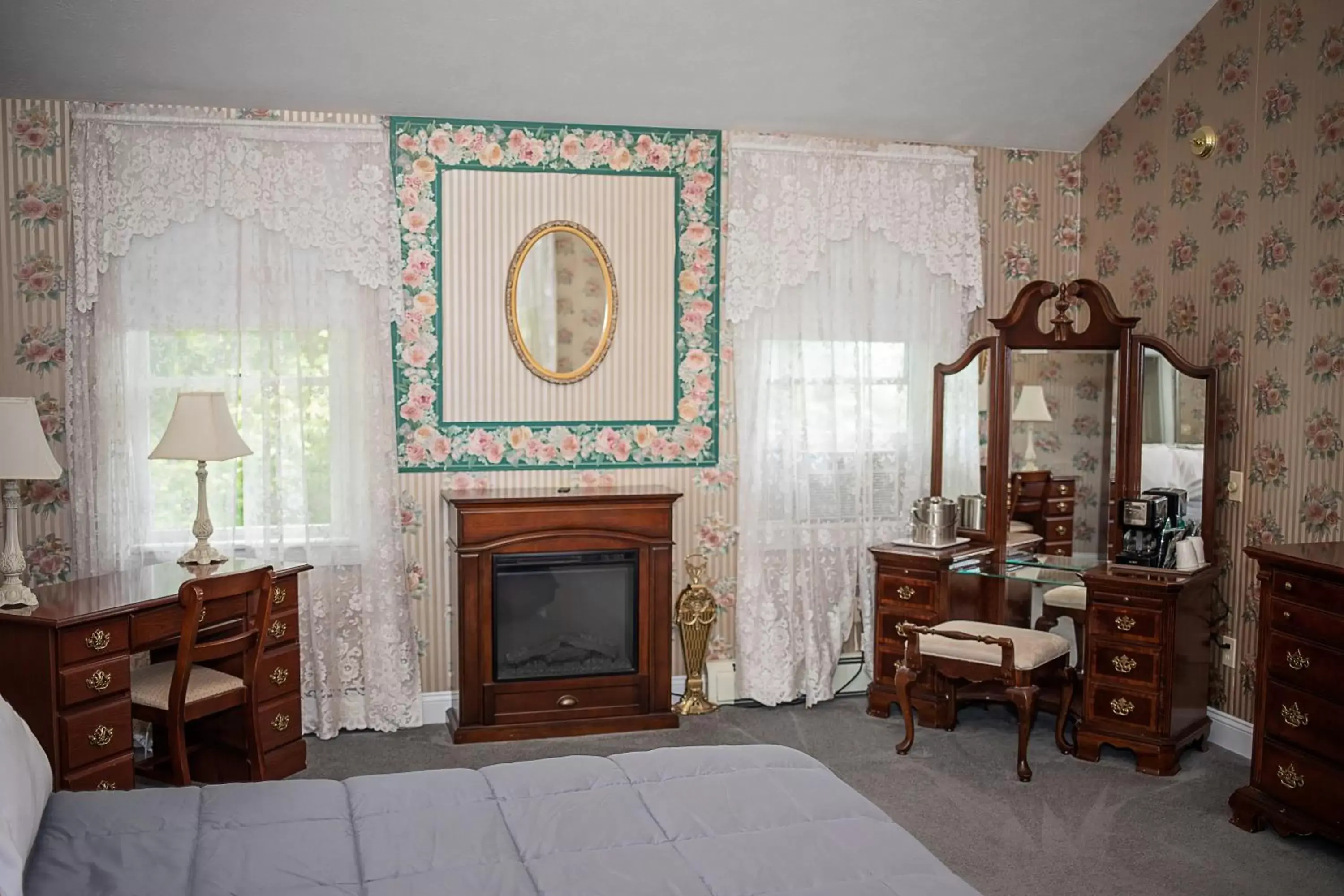 Bedroom, TV/Entertainment Center in Longhouse Manor B&B