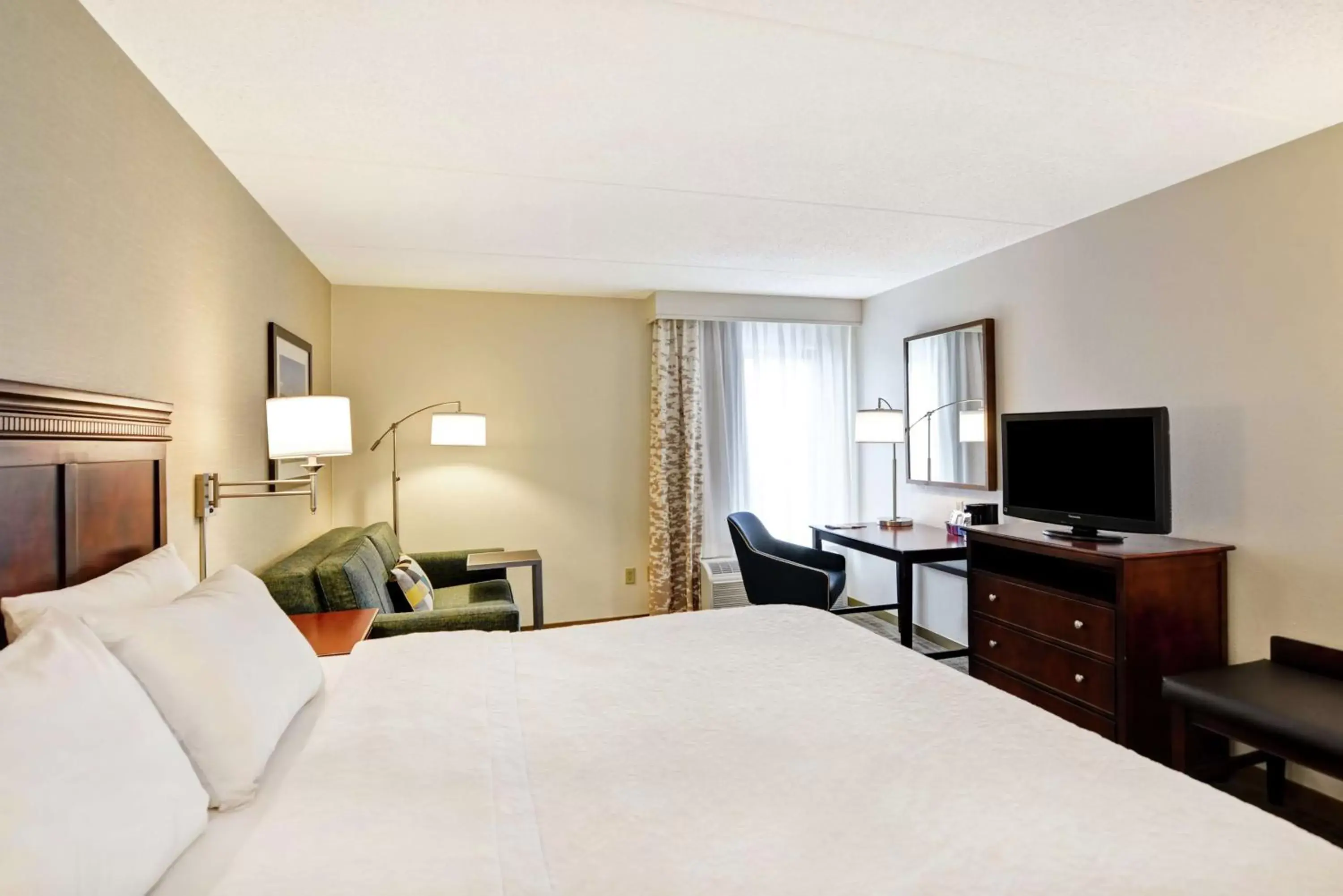 Bedroom, TV/Entertainment Center in Hampton Inn Scranton at Montage Mountain