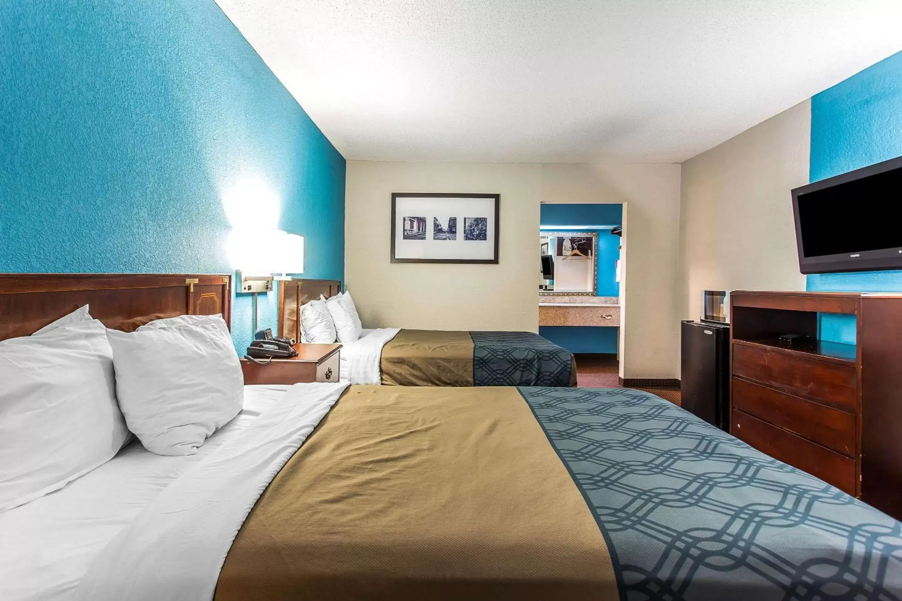 Photo of the whole room, Bed in Econo Lodge Elizabeth City