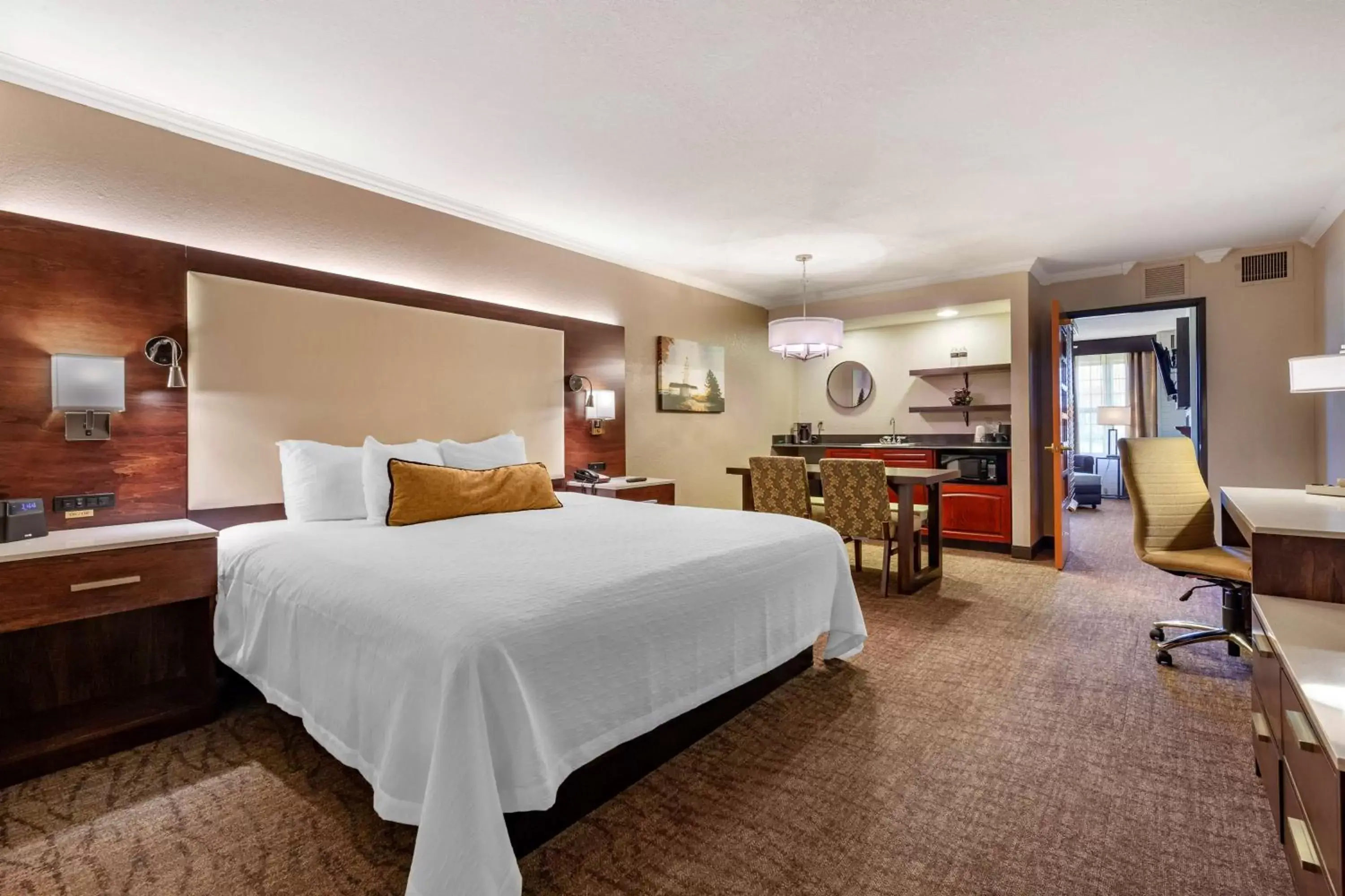 Bedroom in Best Western Premier Bridgewood Hotel Resort