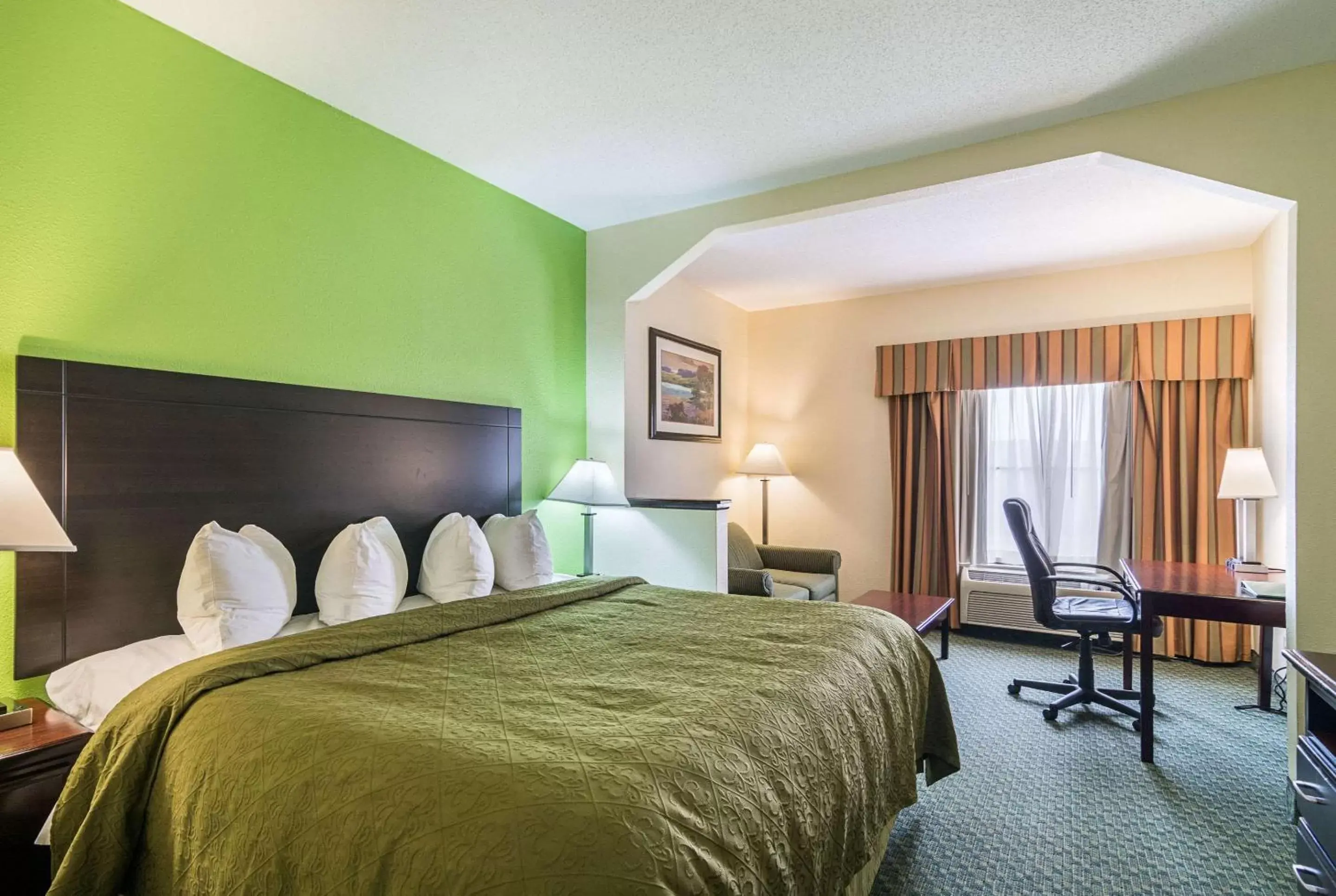 Photo of the whole room, Bed in Quality Inn and Suites Harvey