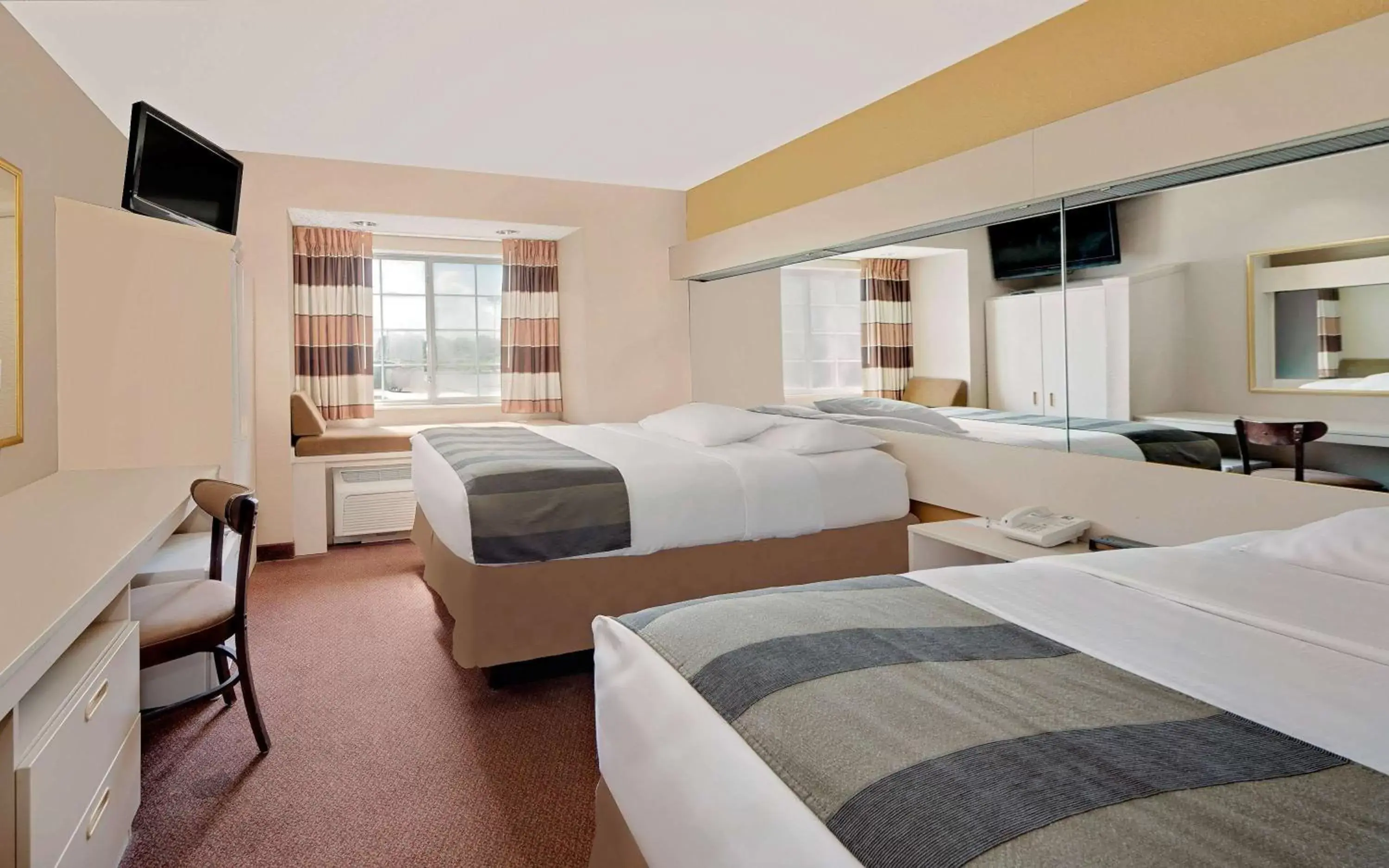 Photo of the whole room, Bed in Microtel Inn & Suites by Wyndham Joplin