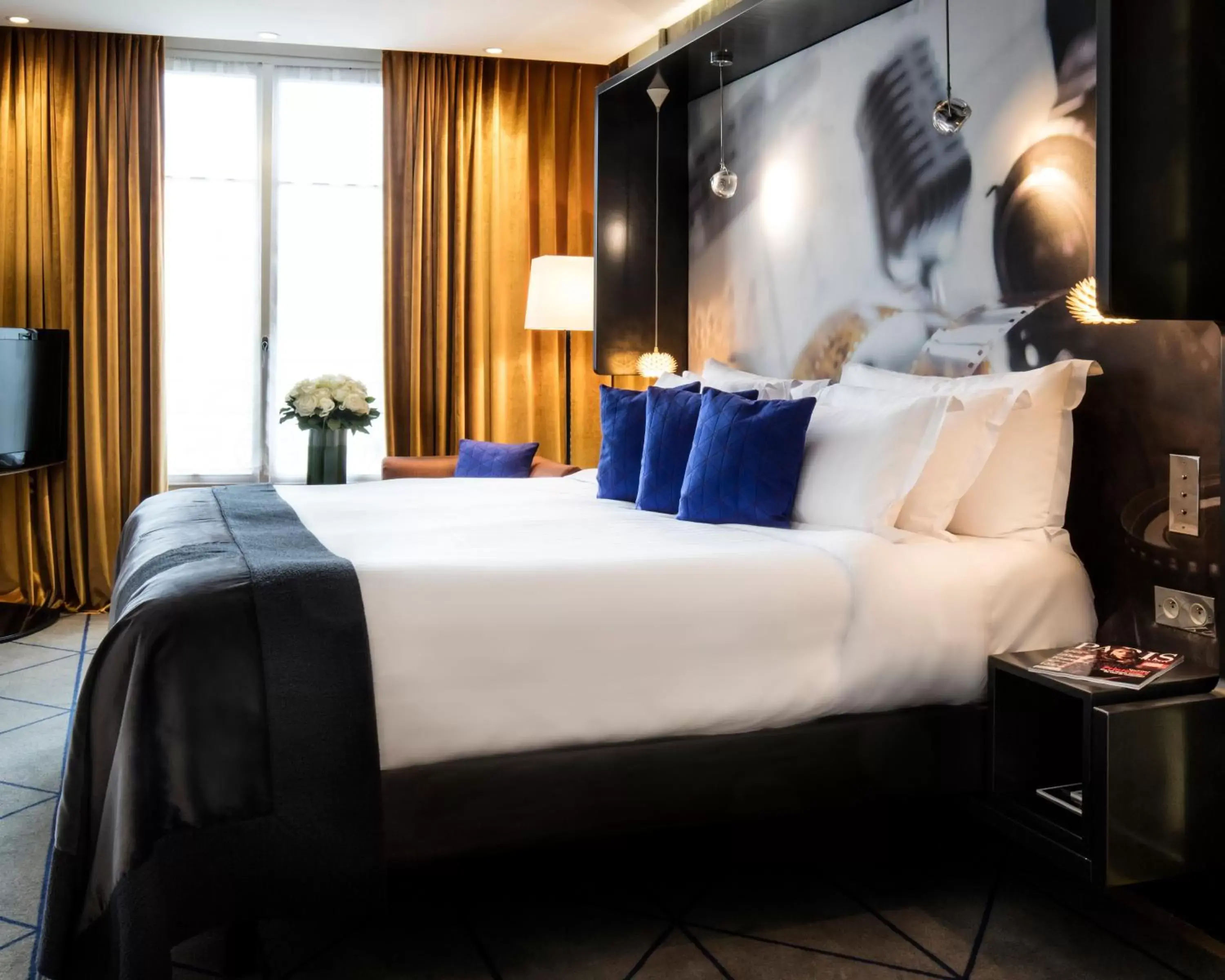 Bed in Hotel De Sers Champs Elysees