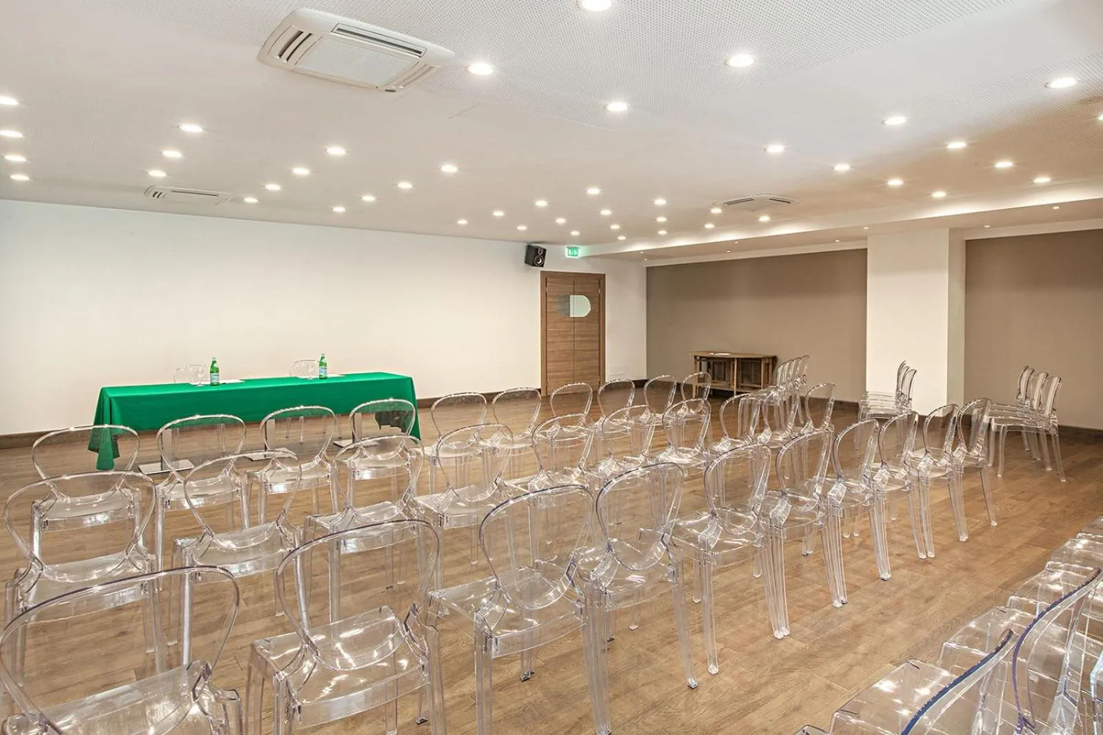 Business facilities in Hotel Touring