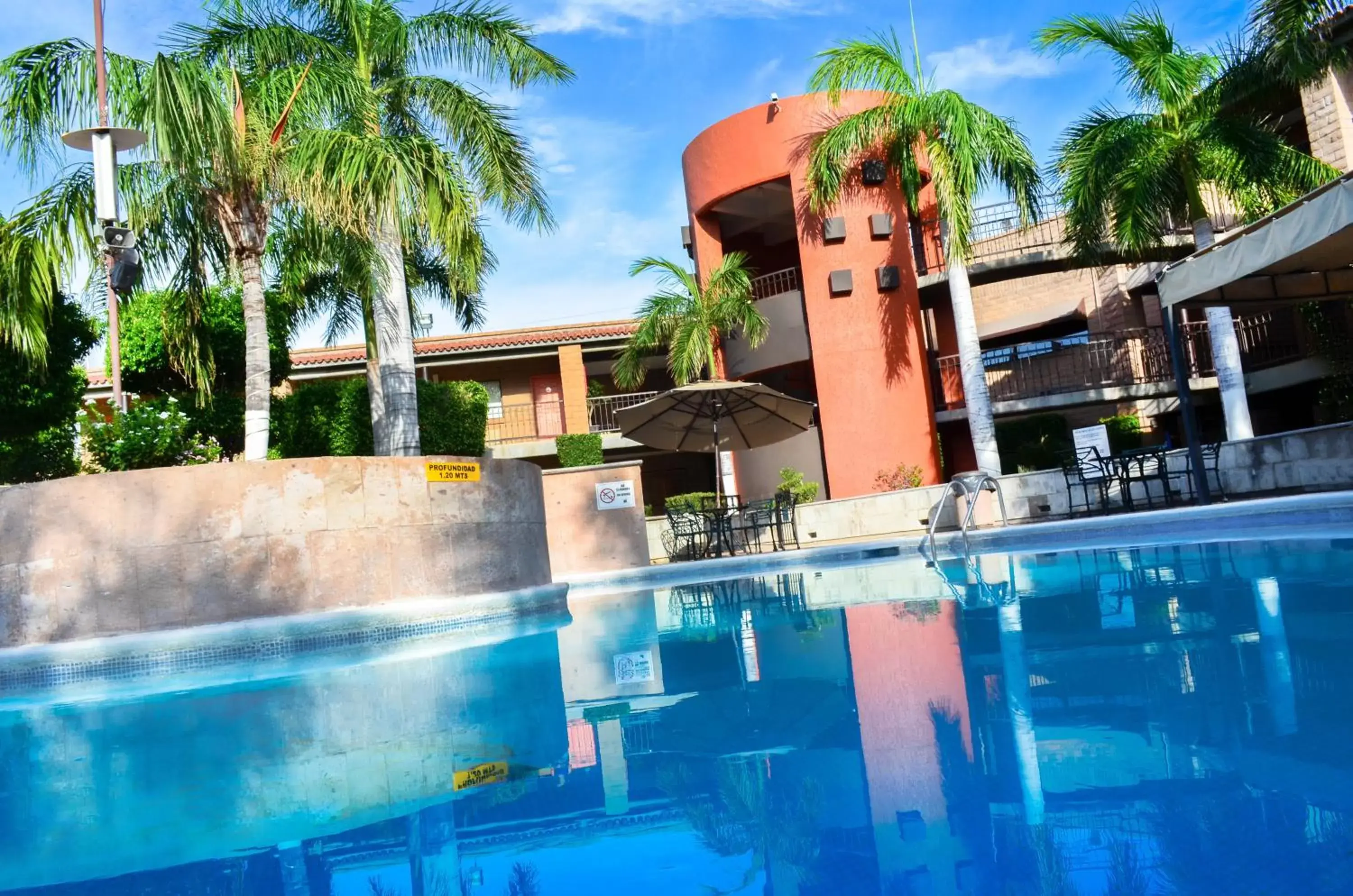 Swimming Pool in Hotel Colonial Hermosillo