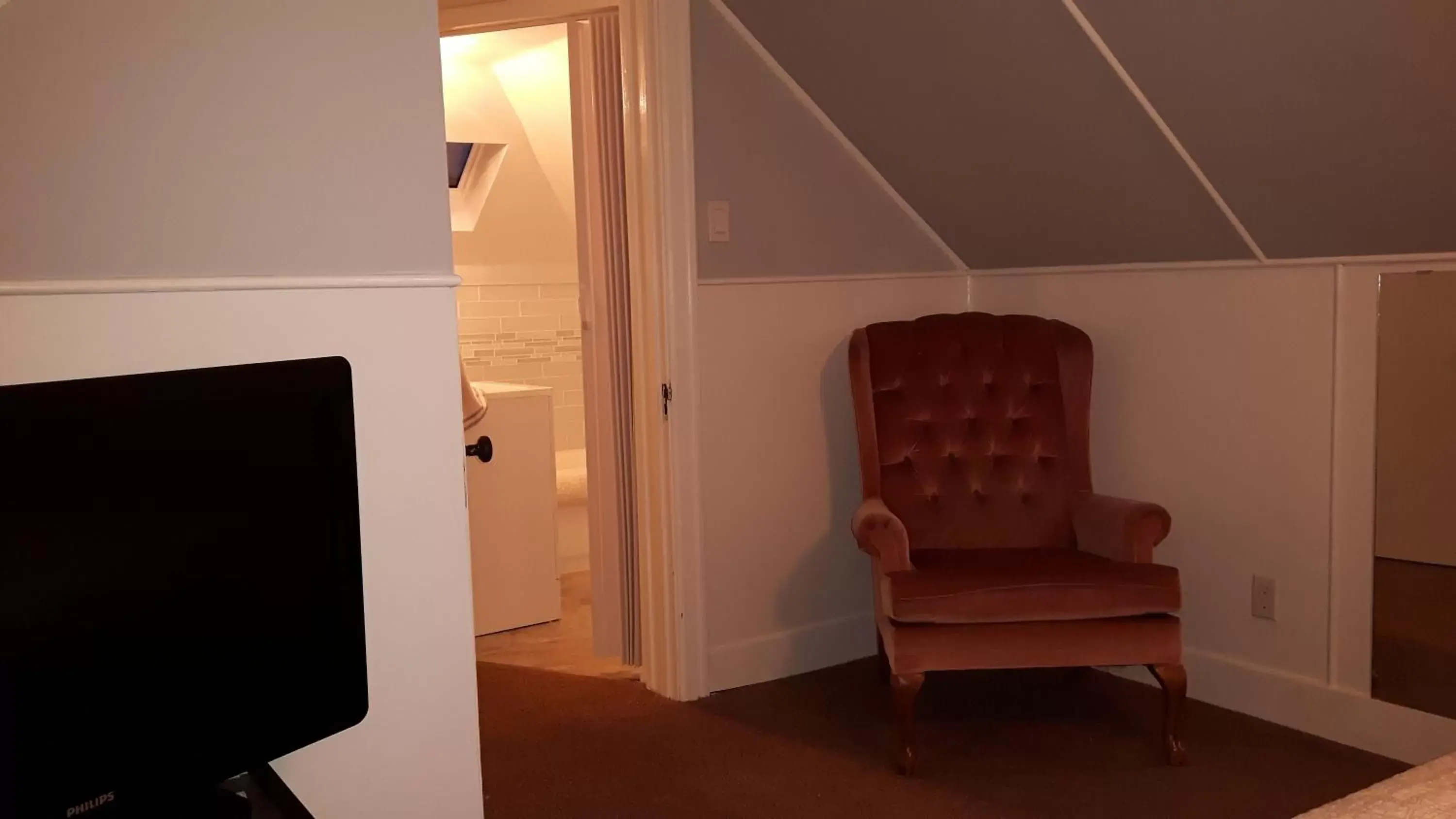 Bedroom, Seating Area in Campbell Cottage B&B