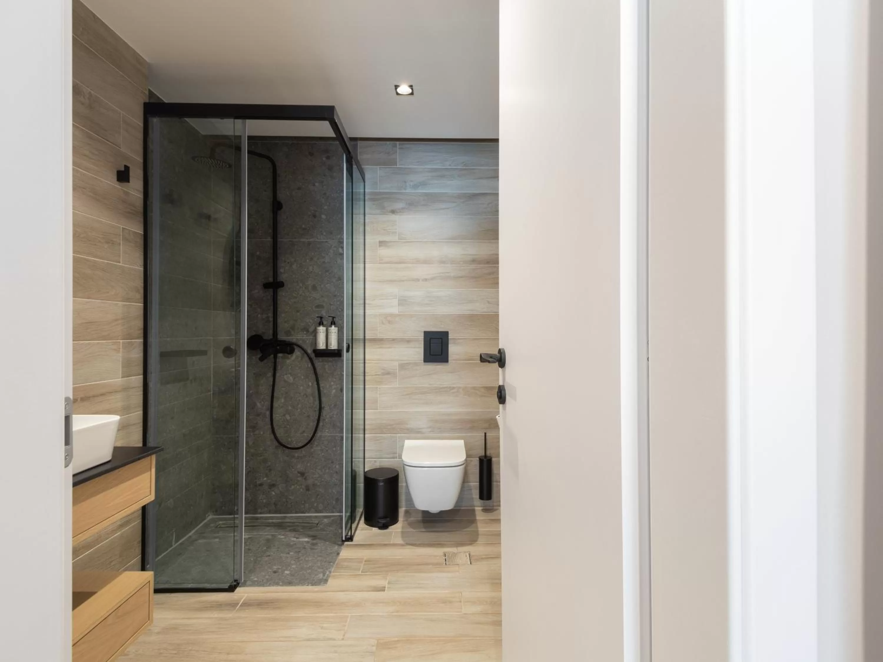 Shower in LUX&EASY Athens Downtown Residences