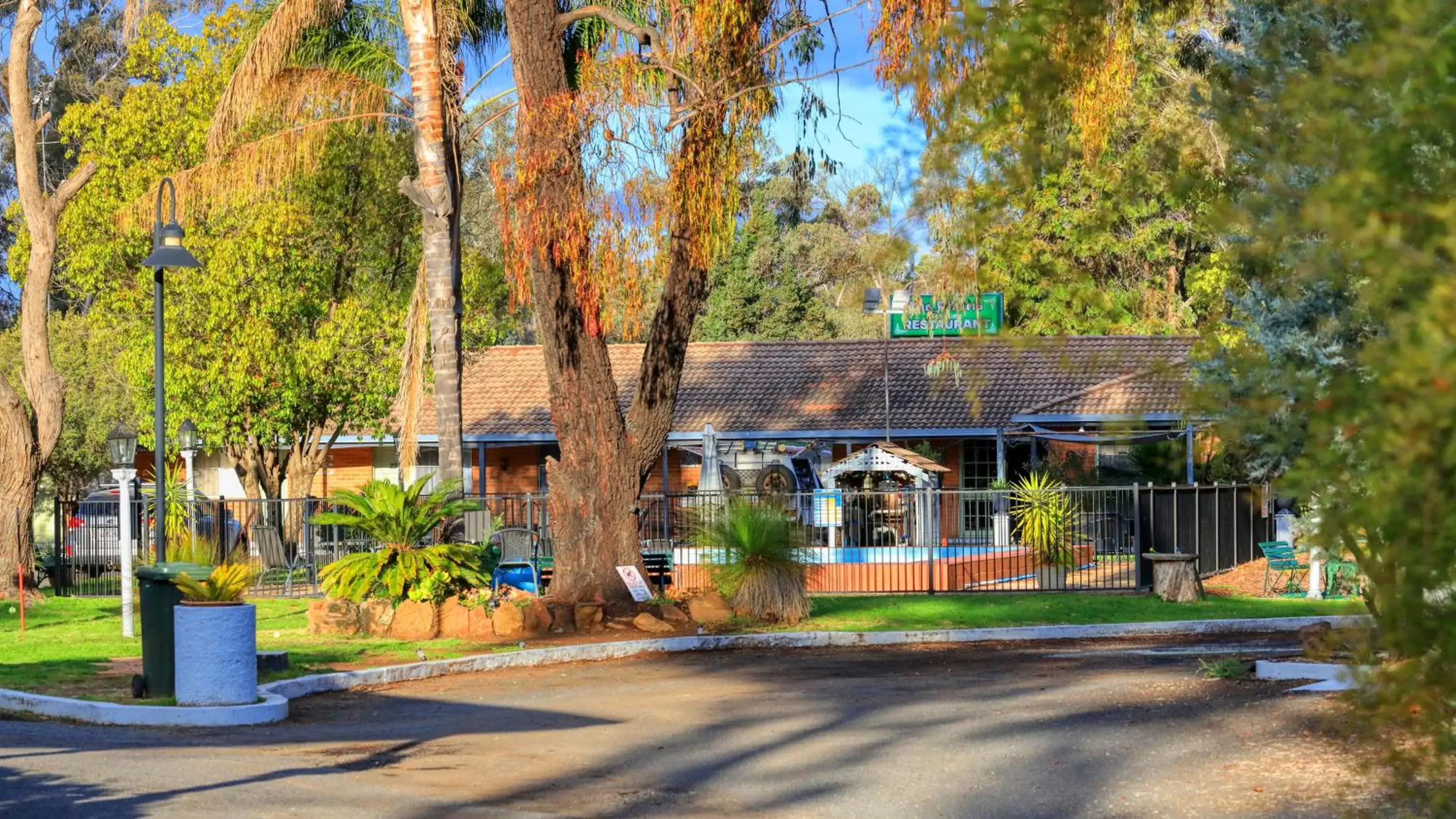 Garden, Property Building in Matthew Flinders Motor Inn