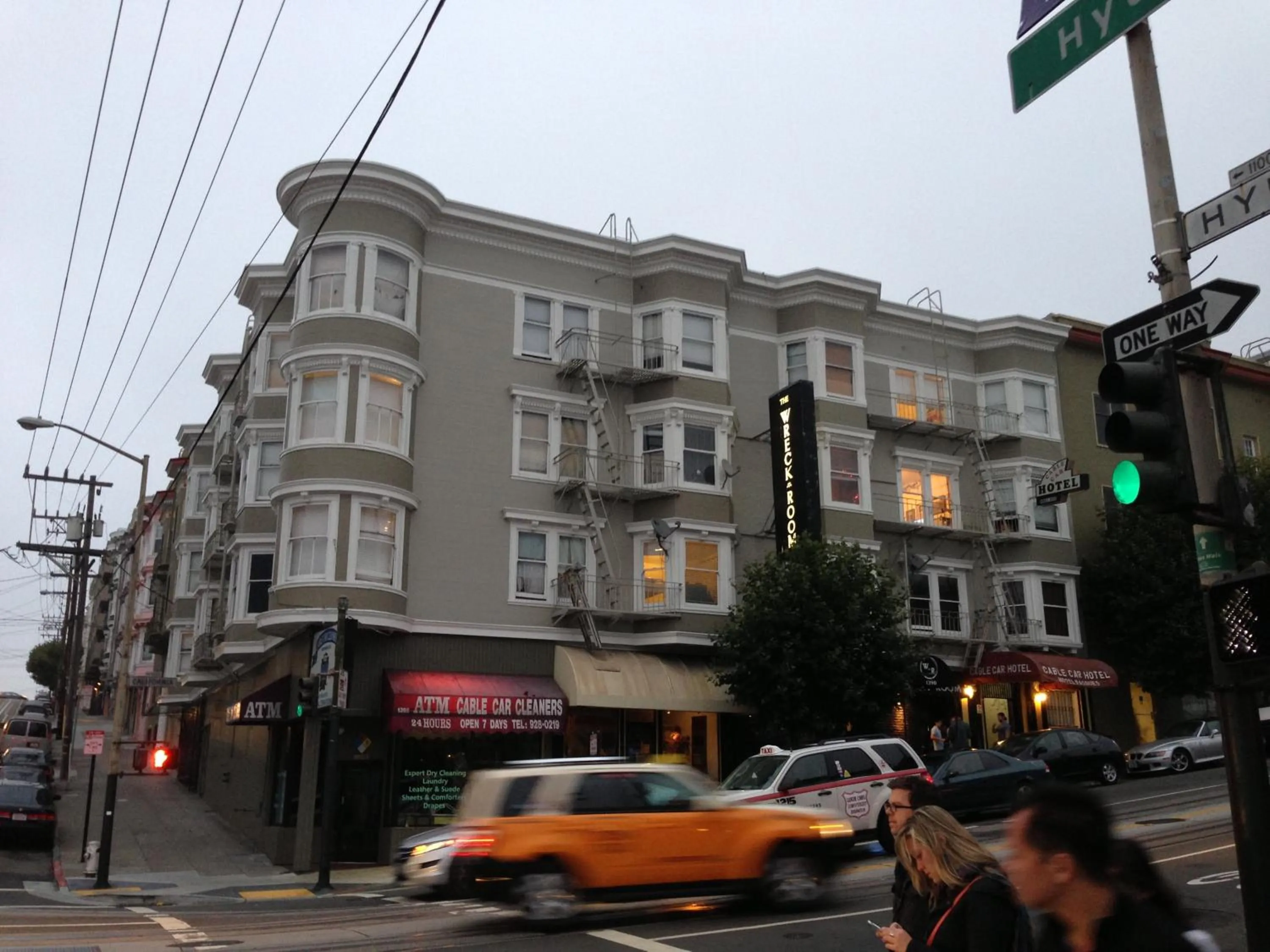 Restaurant/places to eat in Cable Car Hotel