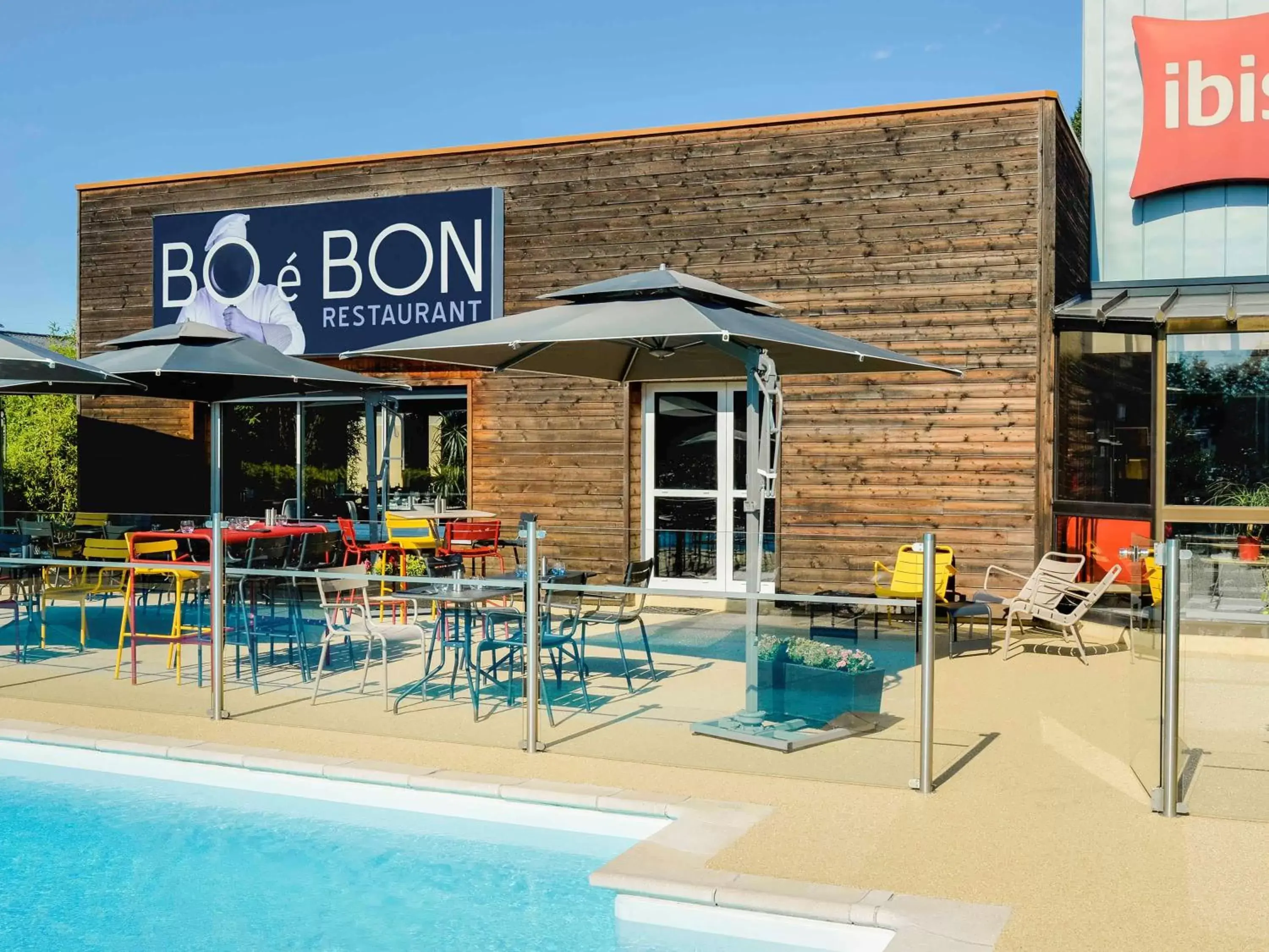 Property building, Swimming Pool in Ibis Roanne Le Coteau Hotel Restaurant