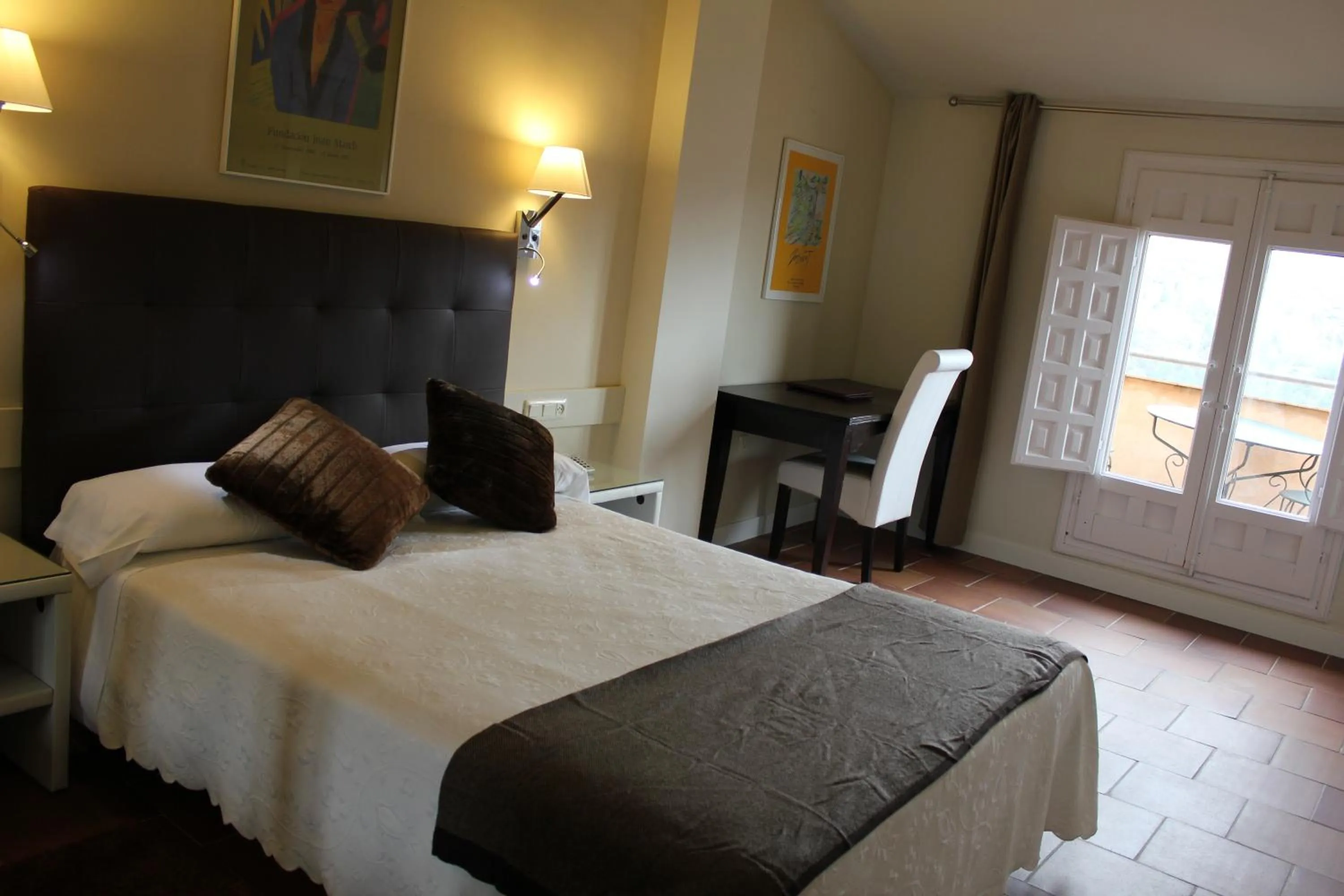 Photo of the whole room, Bed in Hotel Leonor de Aquitania