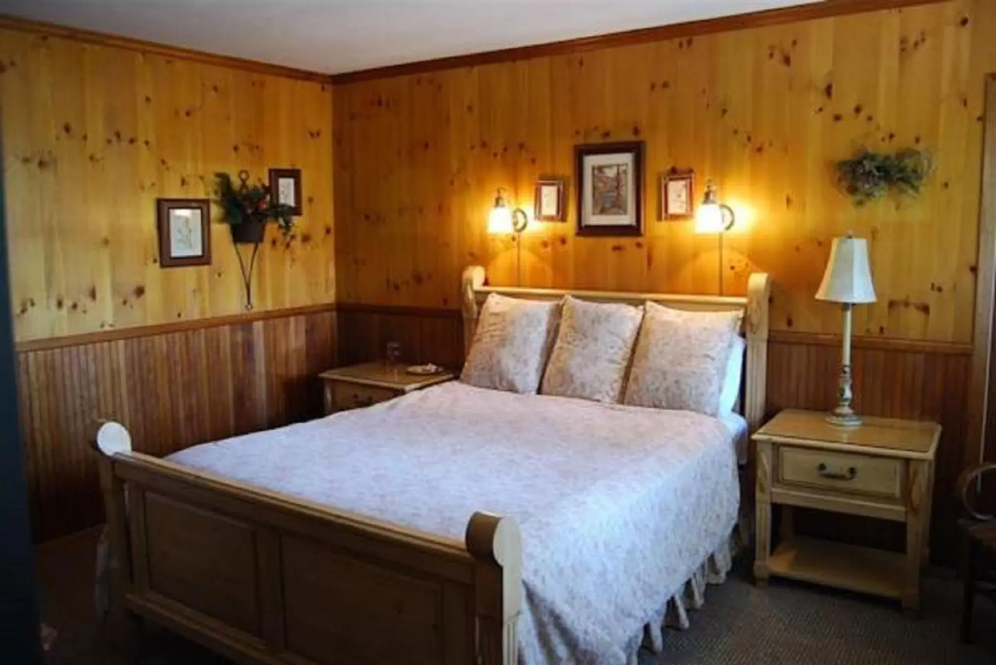 Bedroom, Bed in Narrow Gauge Inn
