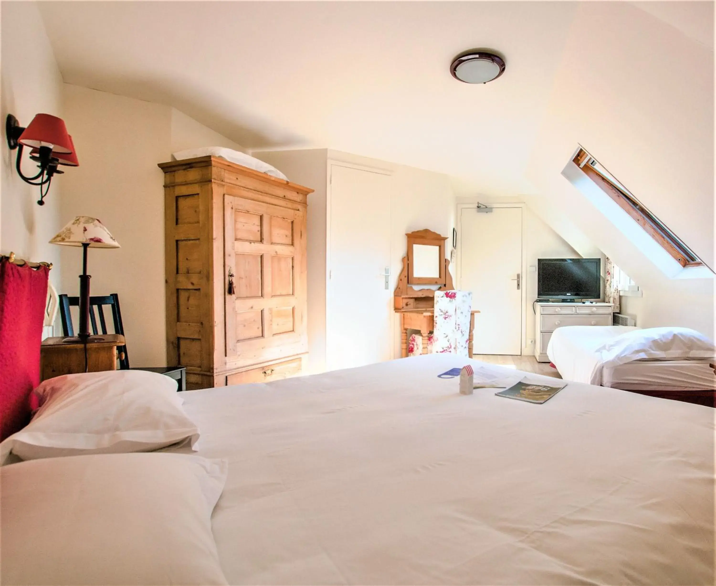 Photo of the whole room, Bed in Hotel Le Clos Fleuri