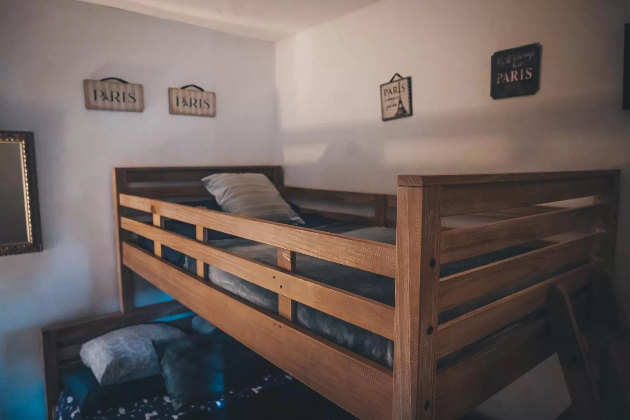 bunk bed in Hollywood Light Haven Lodge
