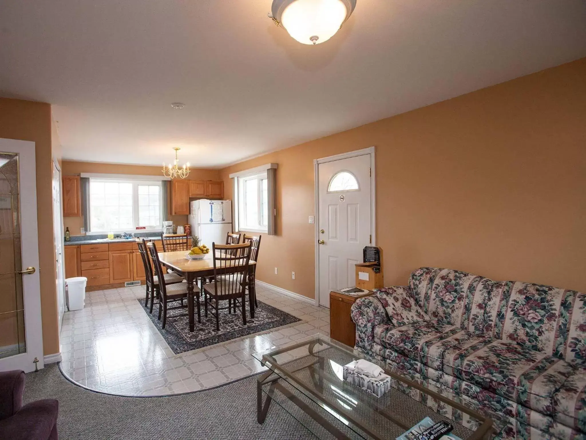 Kitchen or kitchenette, Dining Area in Midnight Sun Inn