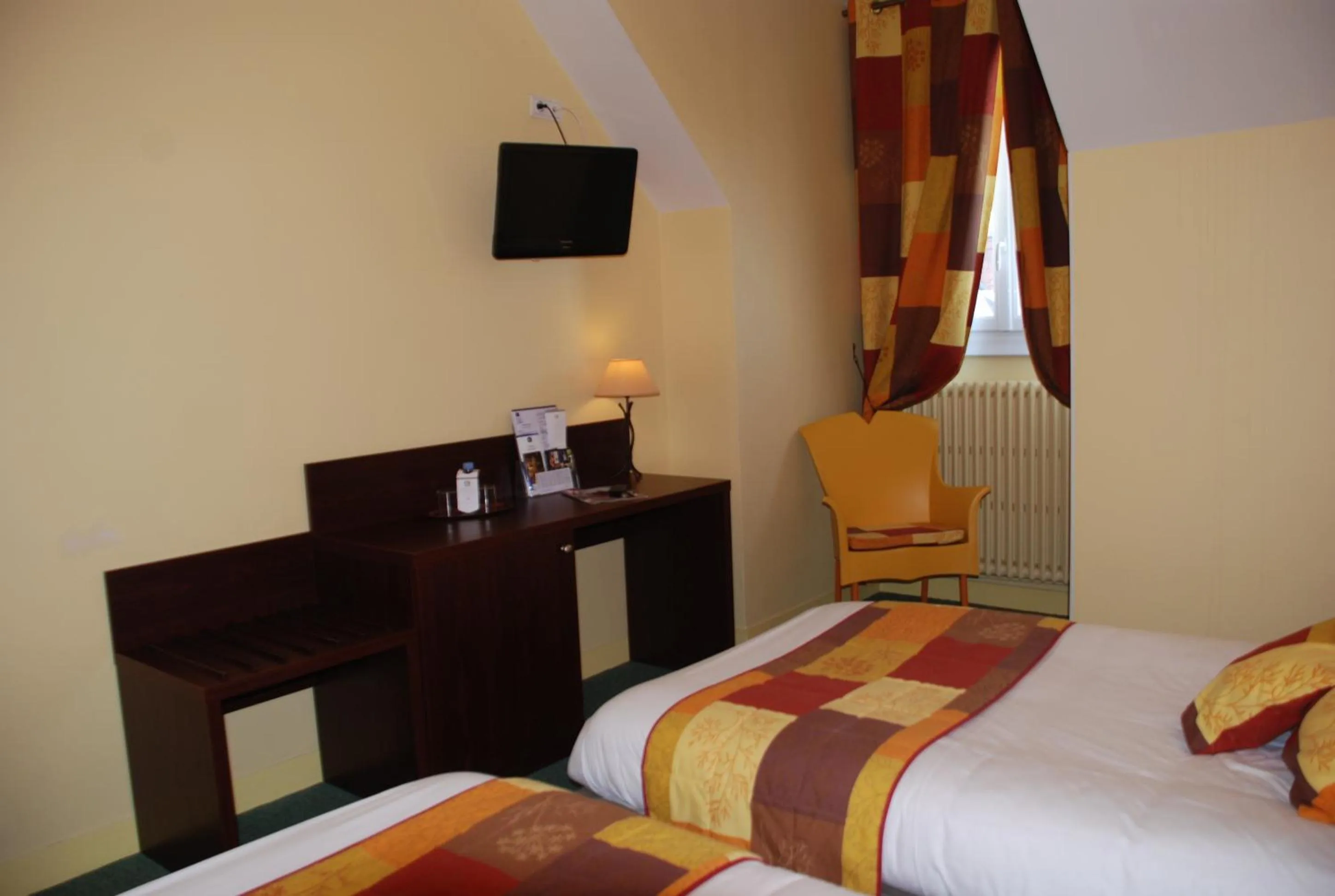 Bedroom, Bed in The Originals City, Hôtel Cathédrale, Lisieux