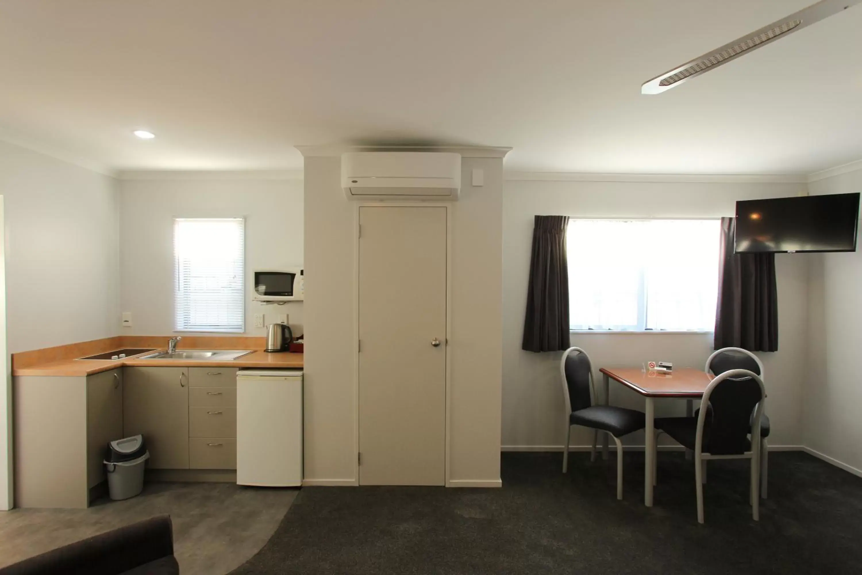 Shower, Kitchen/Kitchenette in BK's Magnolia Motor Lodge