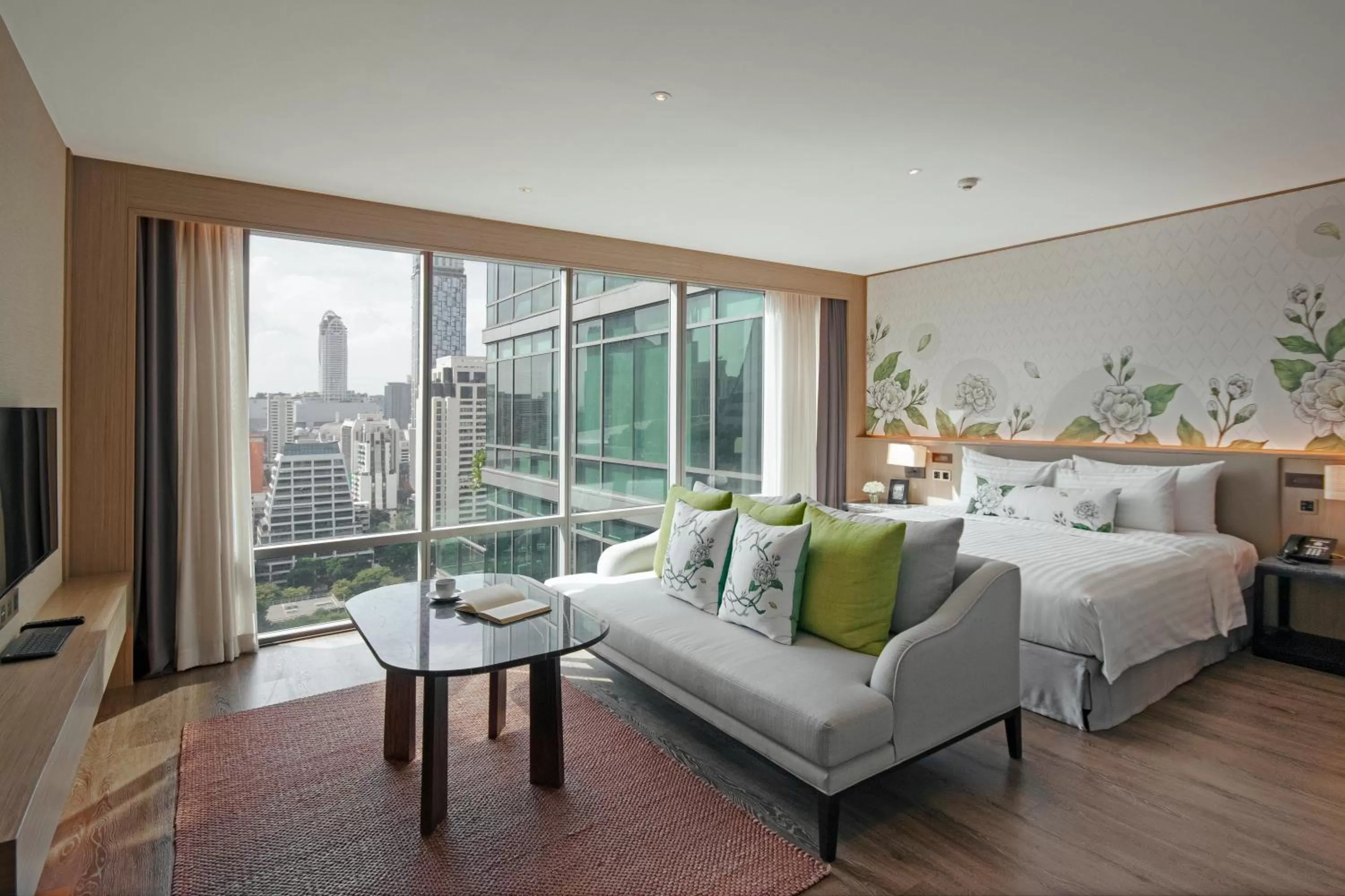 View (from property/room), Bed in Sivatel Bangkok Hotel