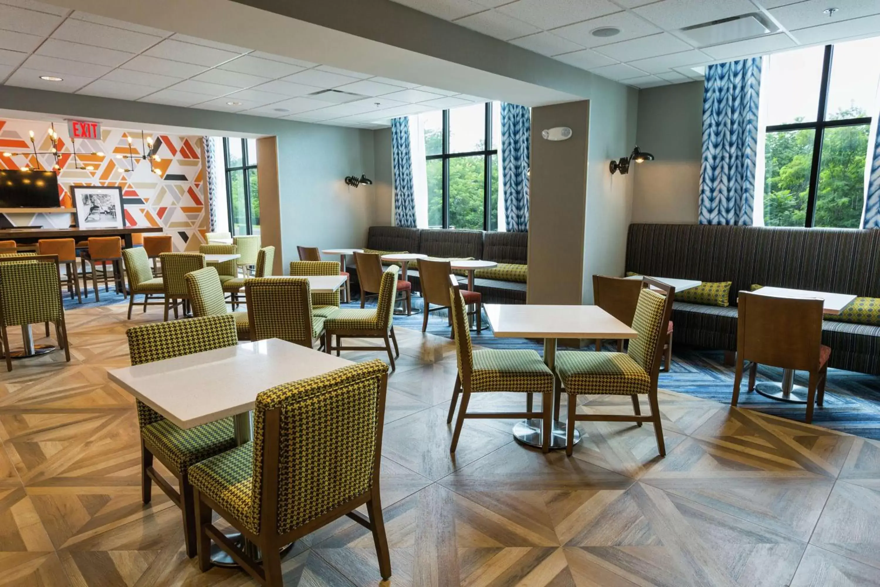 Lobby or reception, Restaurant/Places to Eat in Hampton Inn Cumberland