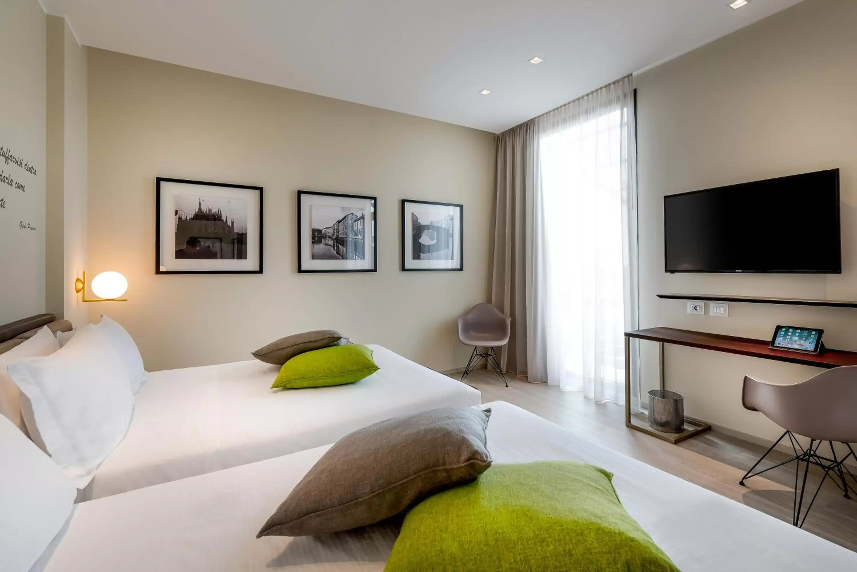 Balcony/Terrace, Bed in Hotel Canada Balcony/Terrace, Bed in Hotel Canada