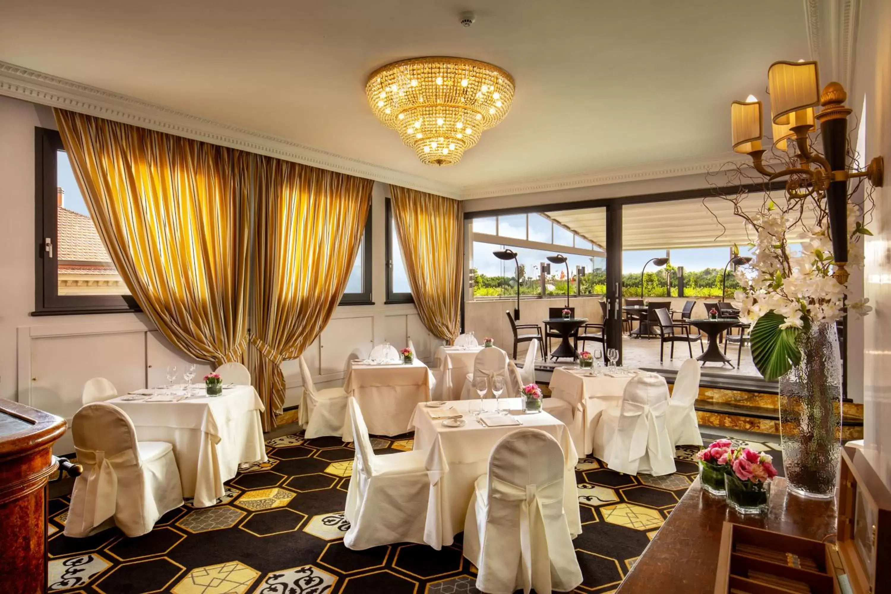 Restaurant/places to eat, Banquet Facilities in Hotel Savoy