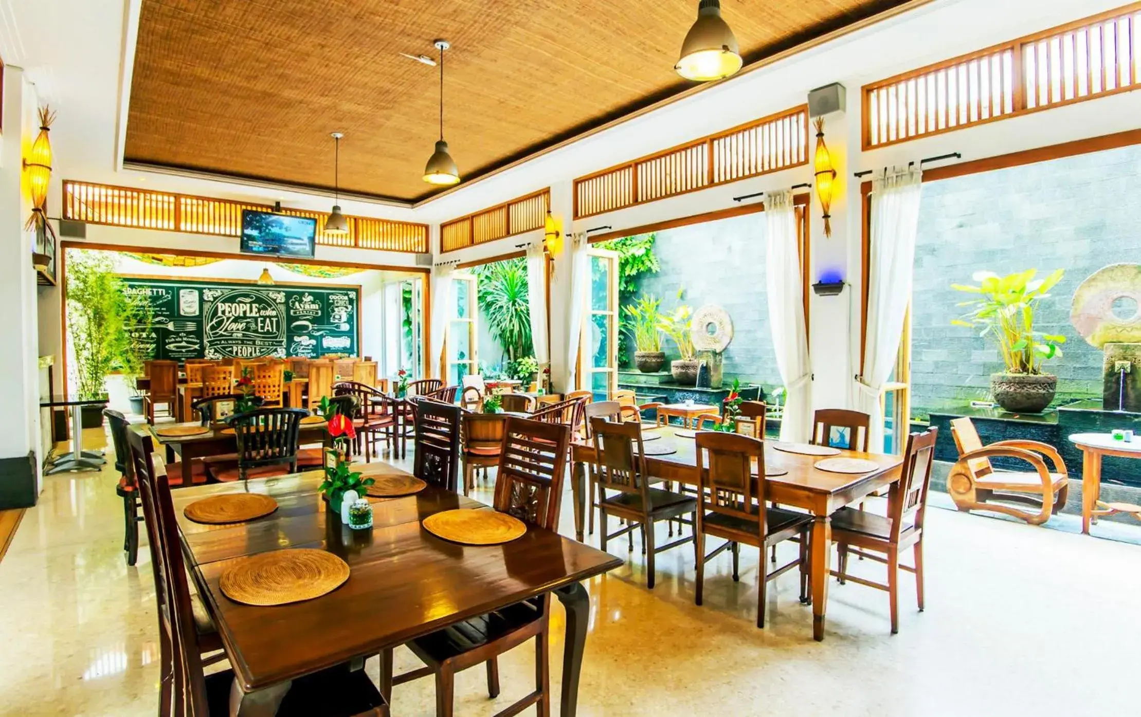 Restaurant/Places to Eat in Villa Damar