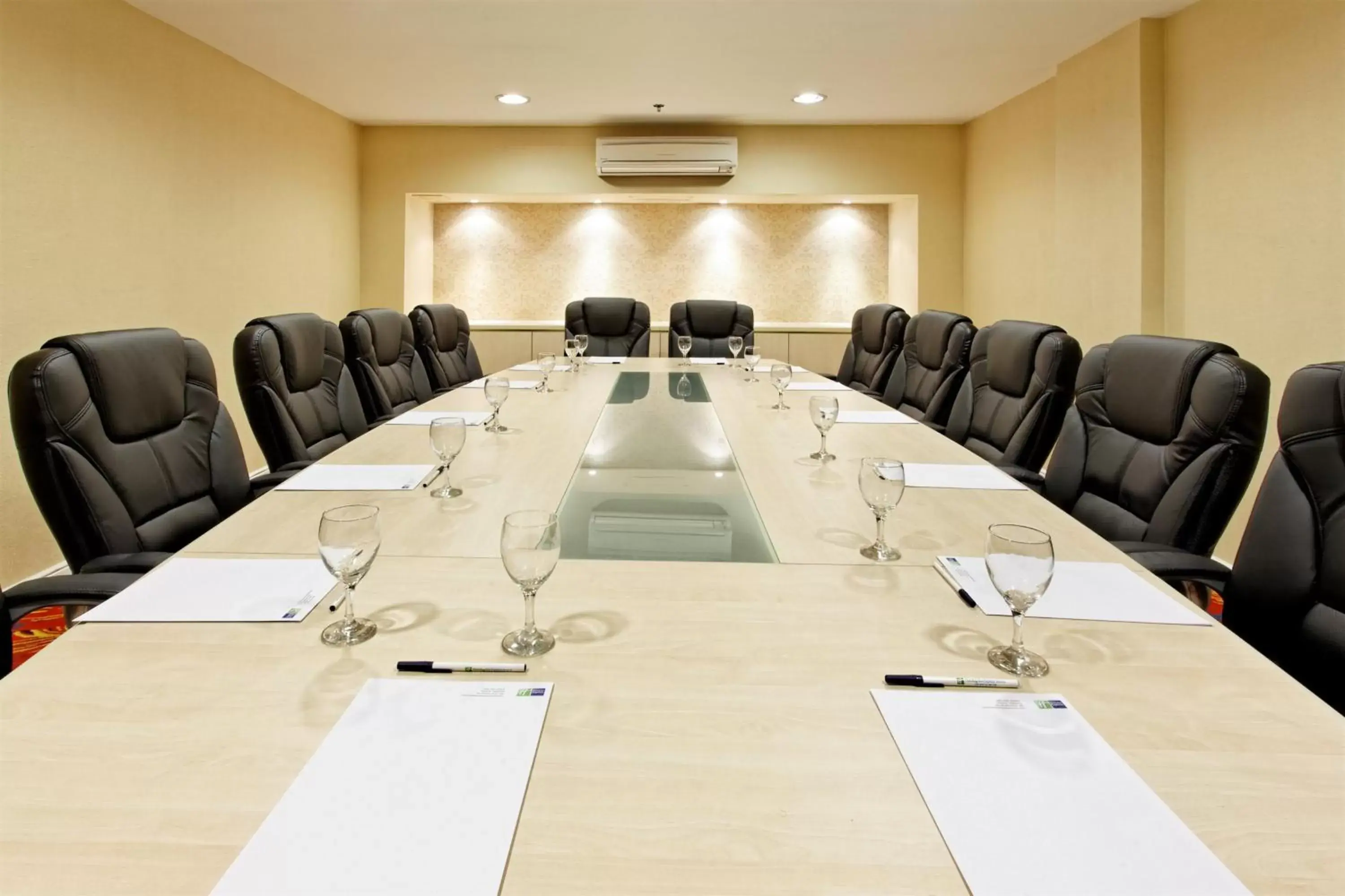 Meeting/conference room in Holiday Inn Express Rosario, an IHG Hotel