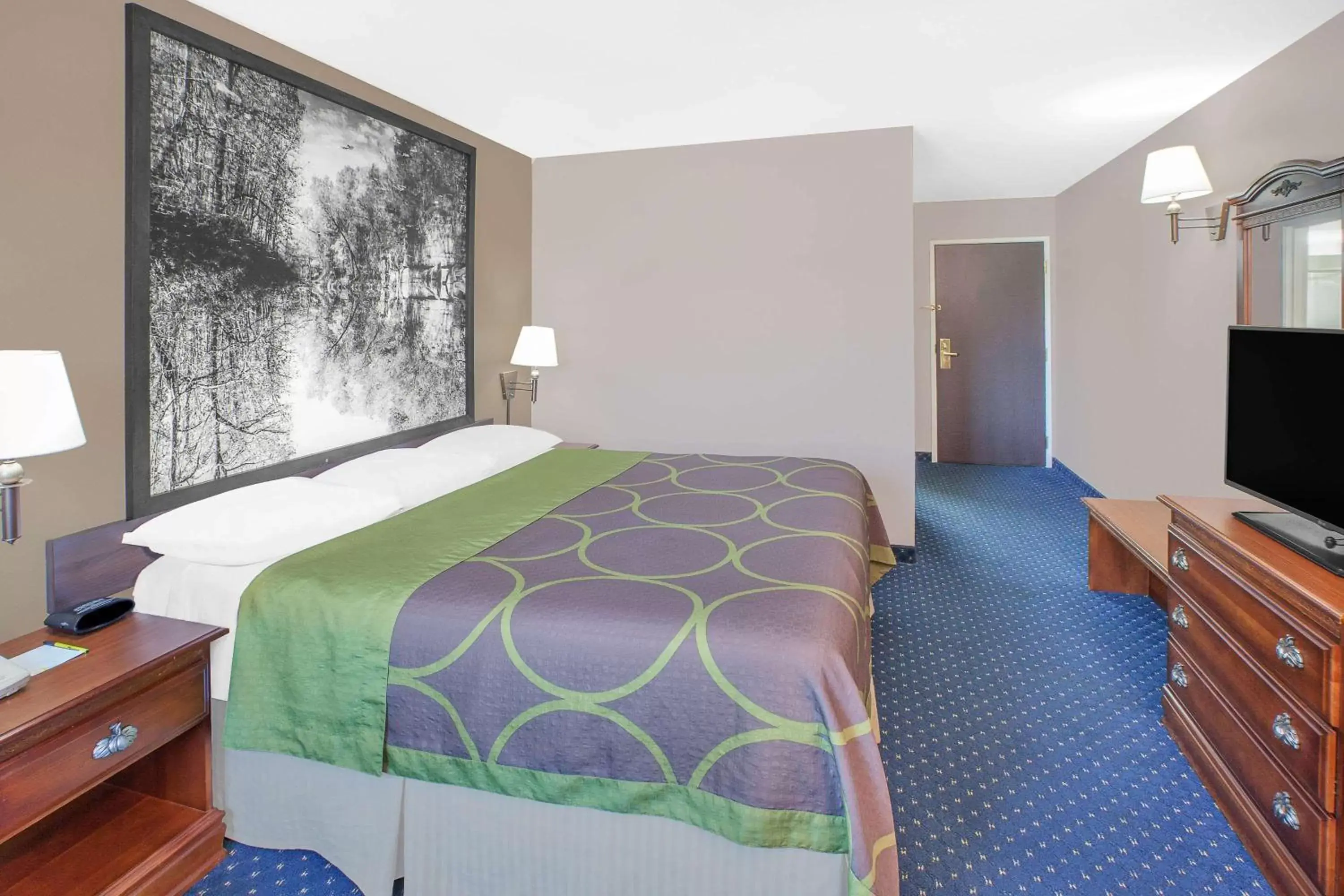 Photo of the whole room, Bed in Super 8 by Wyndham Lowell/Bentonville/Rogers Area