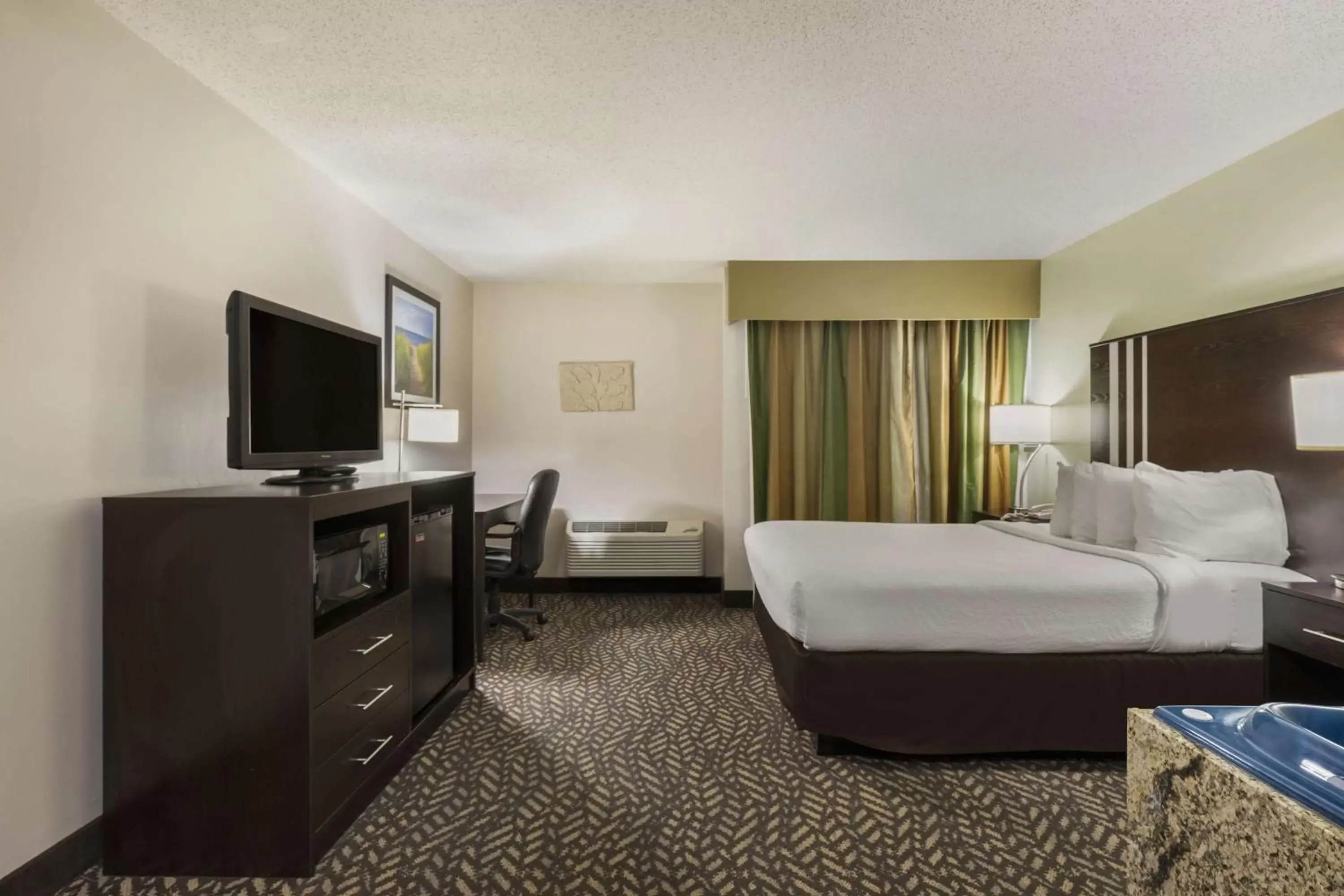 Bedroom, TV/Entertainment Center in Best Western Indian Oak