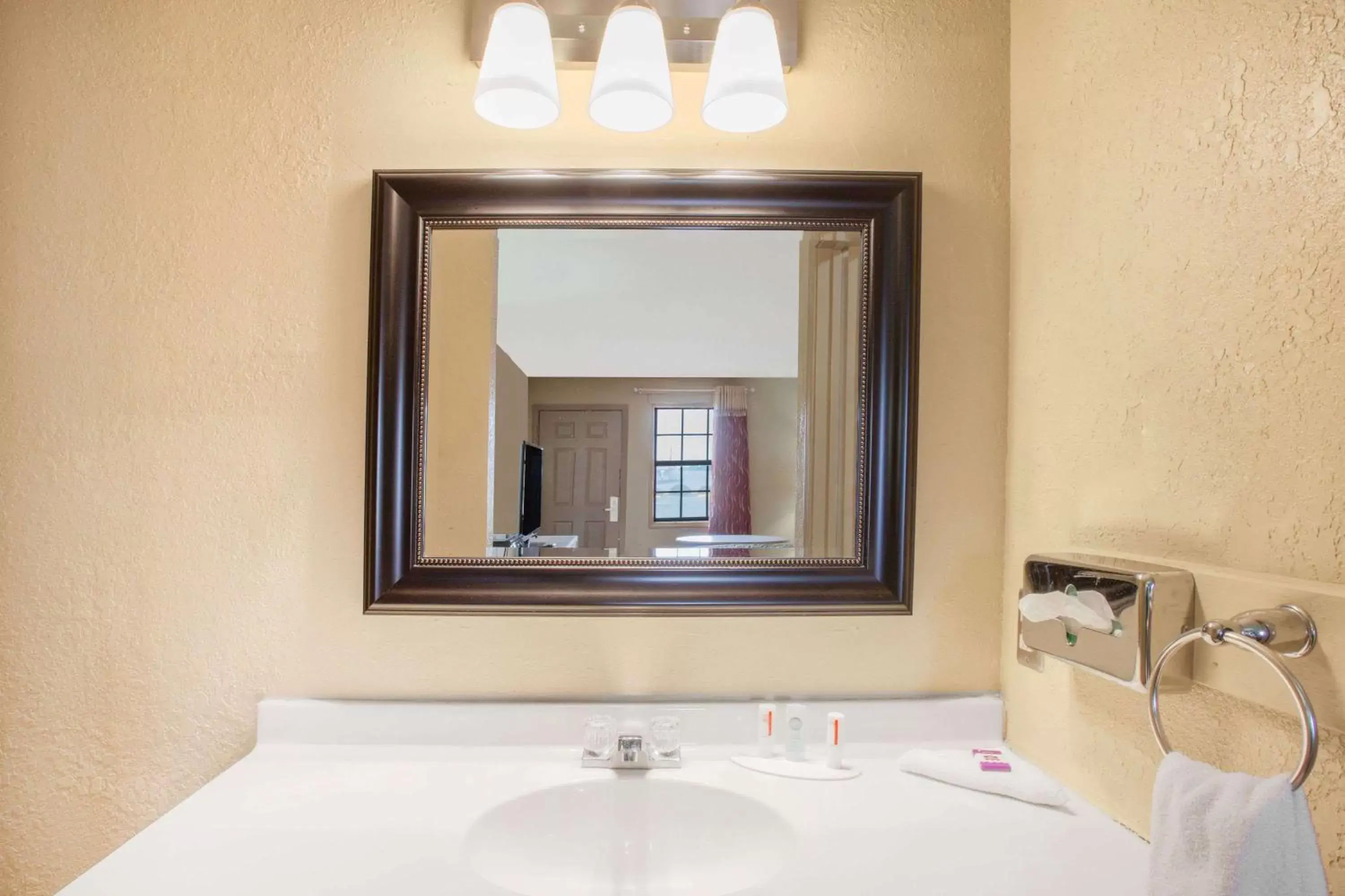 Photo of the whole room, Bathroom in Knights Inn Wildersville