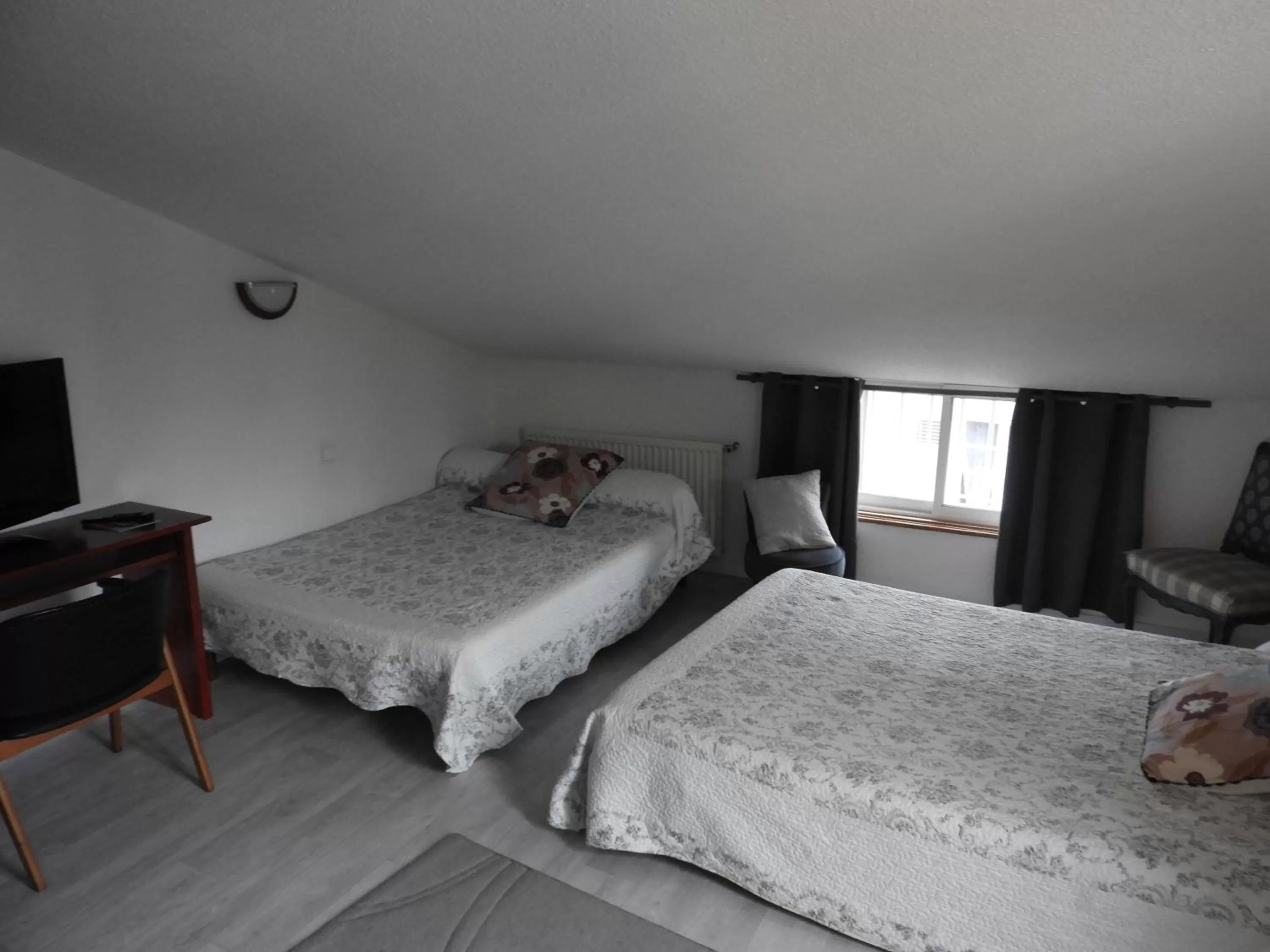 Bed in Hotel Du Commerce