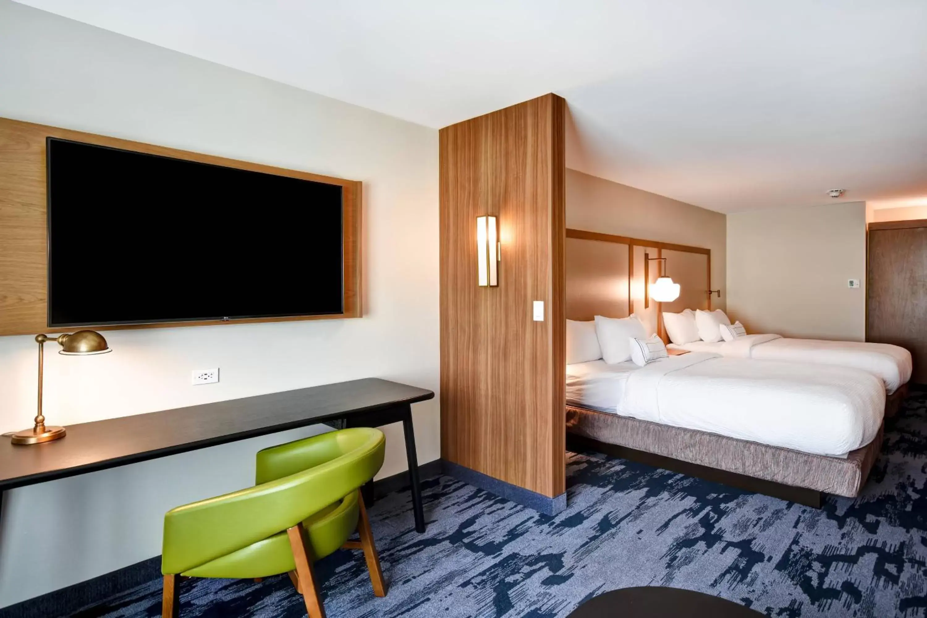Photo of the whole room, Bed in Fairfield Inn & Suites by Marriott Plymouth