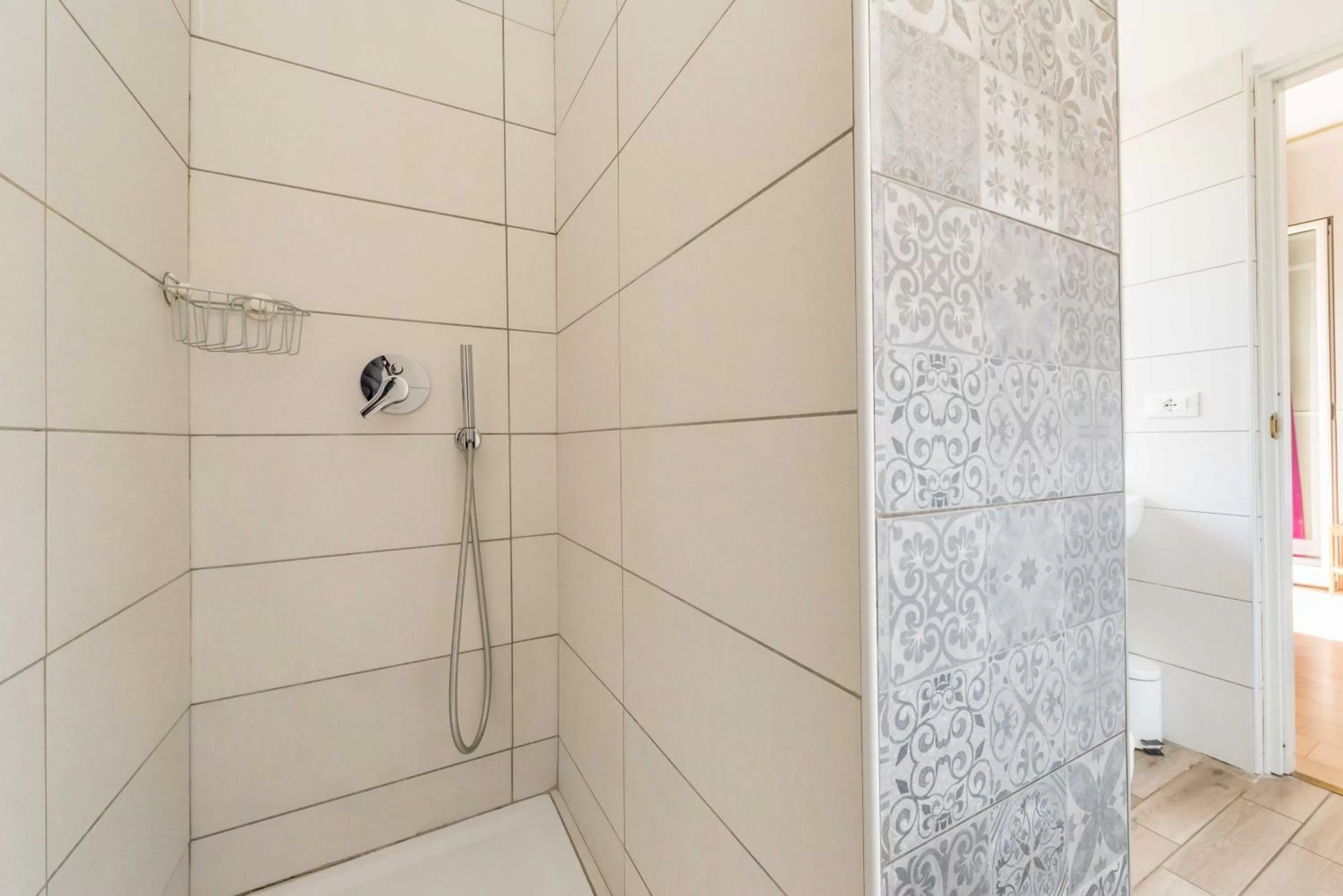 Shower in Un Attimo A Roma B&B