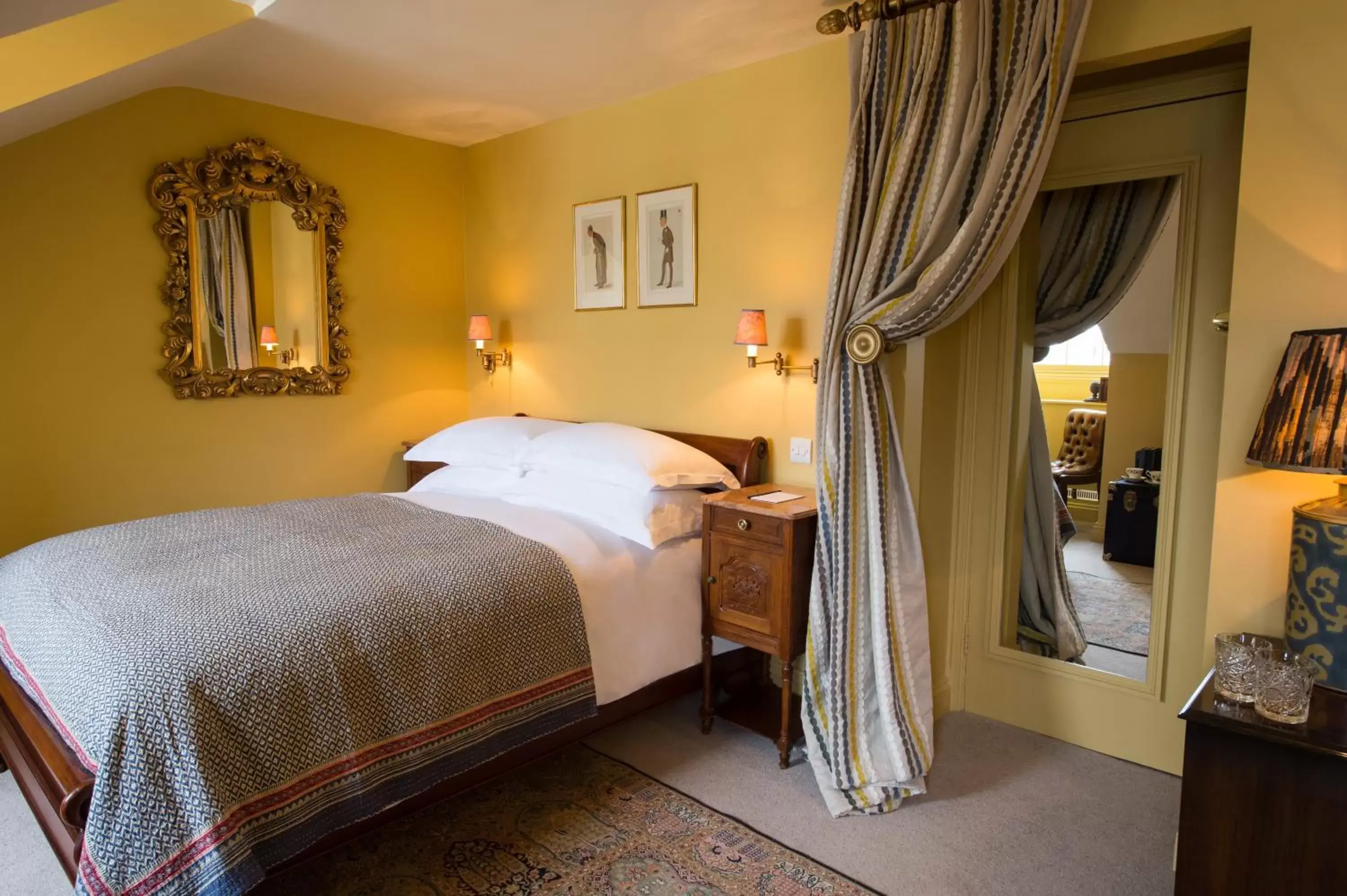 Photo of the whole room, Bed in The Portobello Hotel