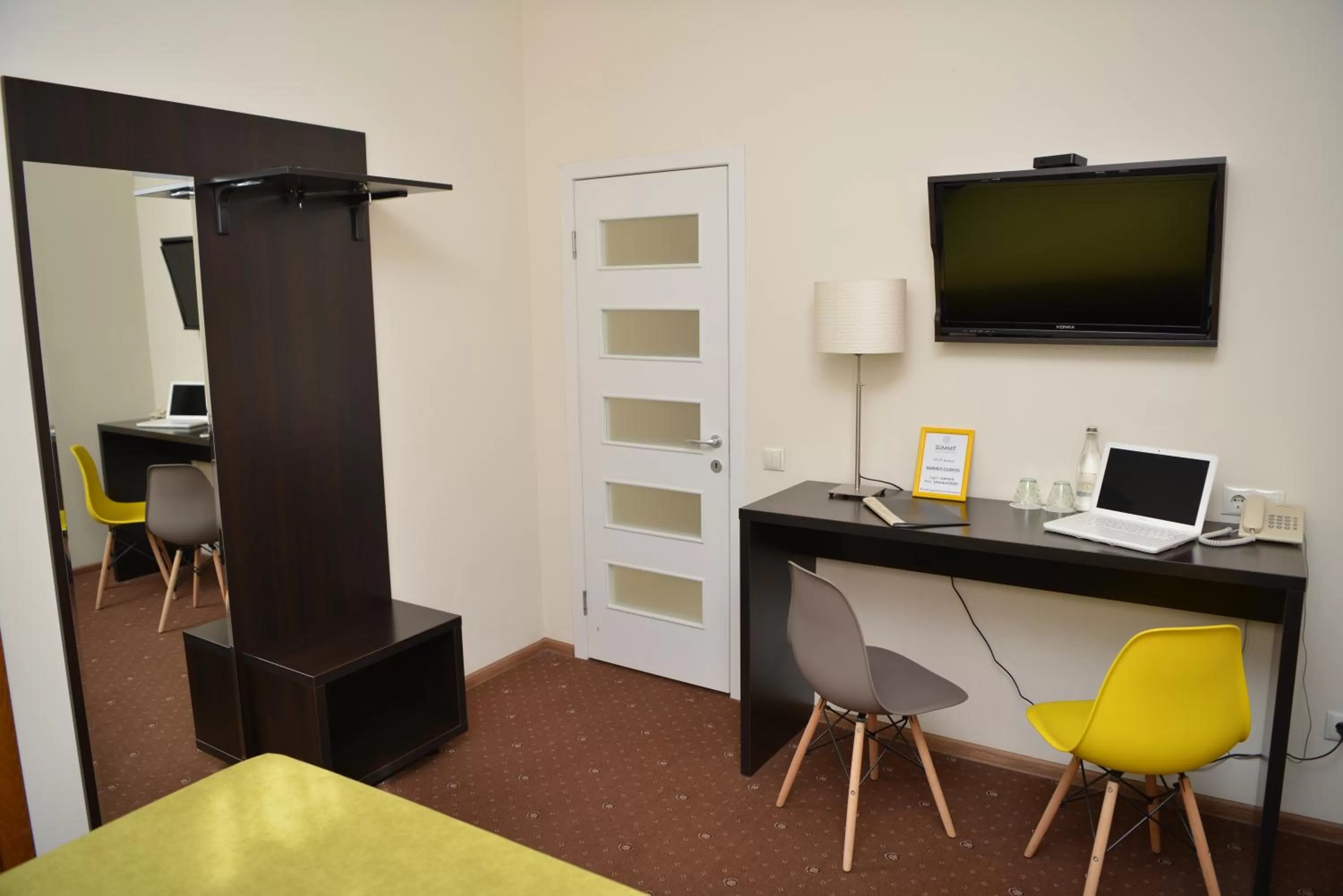 TV and multimedia, TV/Entertainment Center in Summit Villa