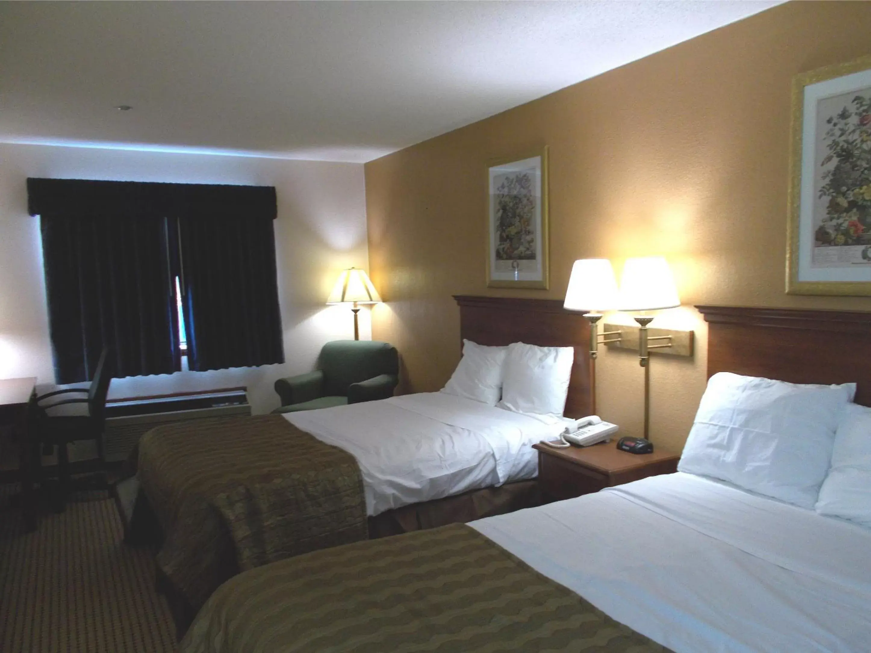 Photo of the whole room, Bed in Royalton Inn and Suites, Wilmington,Ohio