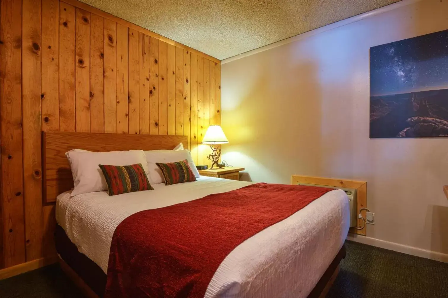 Bedroom, Bed in Rustic Inn