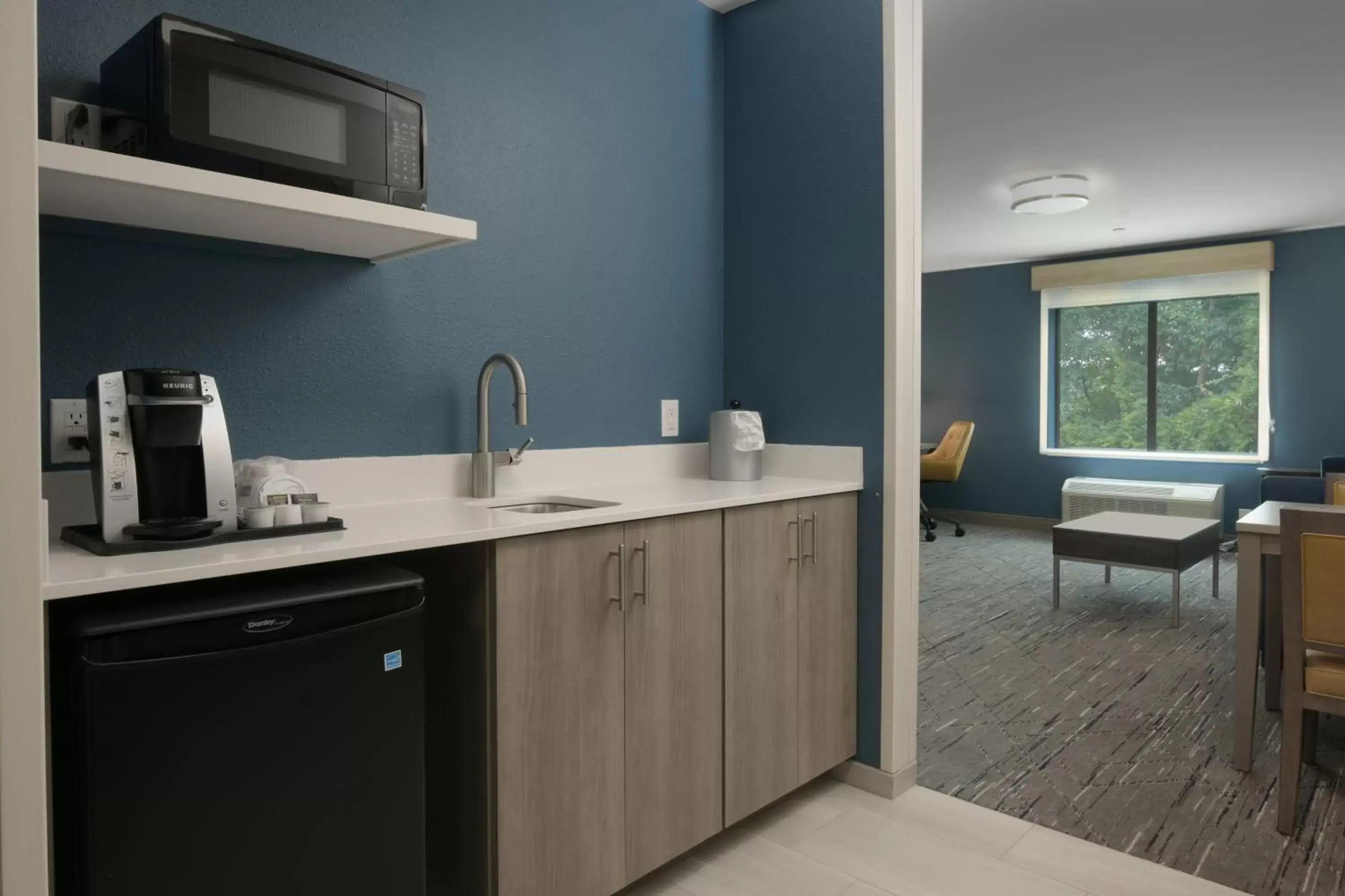 Coffee/tea facilities, Kitchen/Kitchenette in Holiday Inn Express & Suites - Williamstown - Glassboro, an IHG Hotel