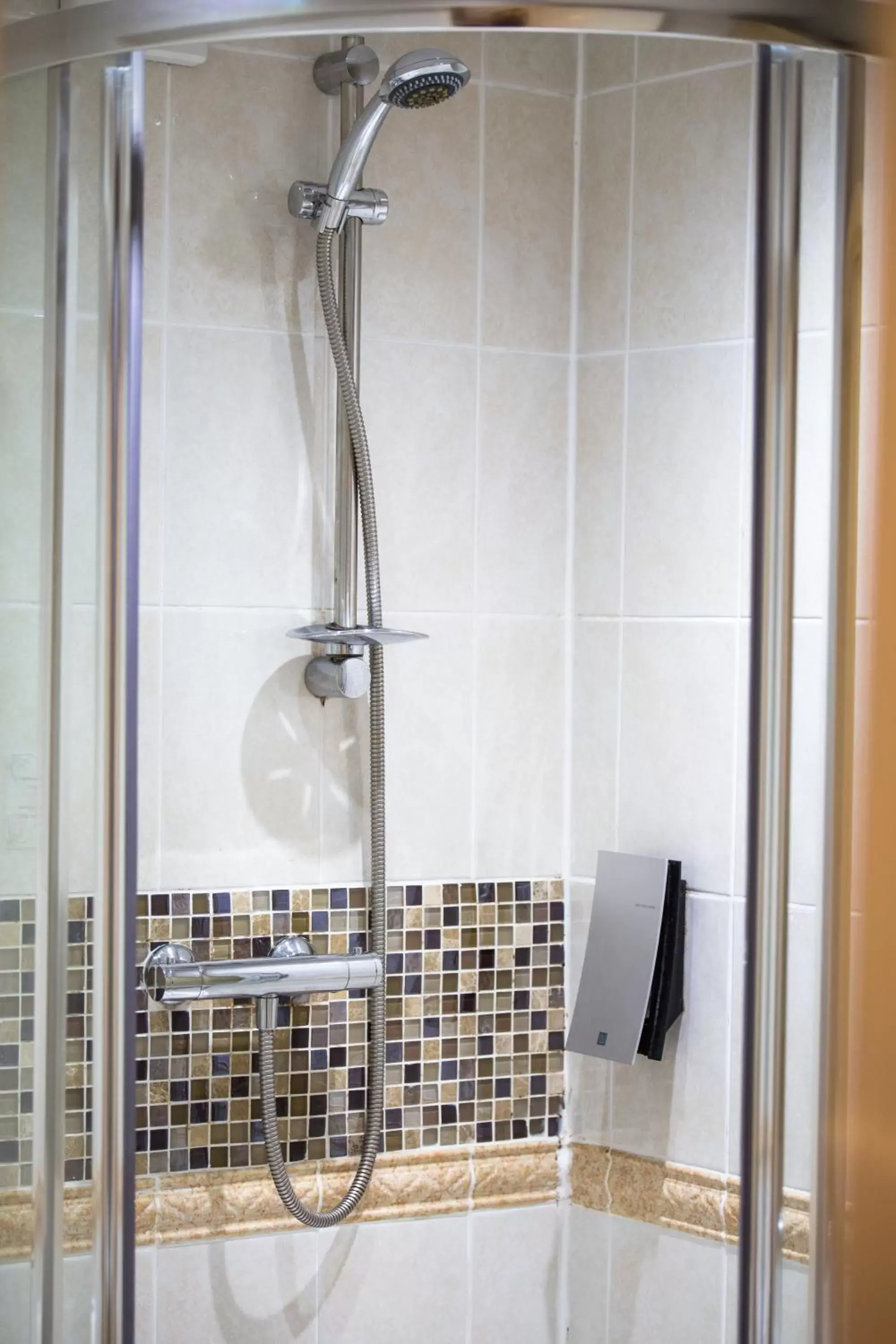 Shower, Bathroom in Pymgate Lodge Hotel Manchester Airport