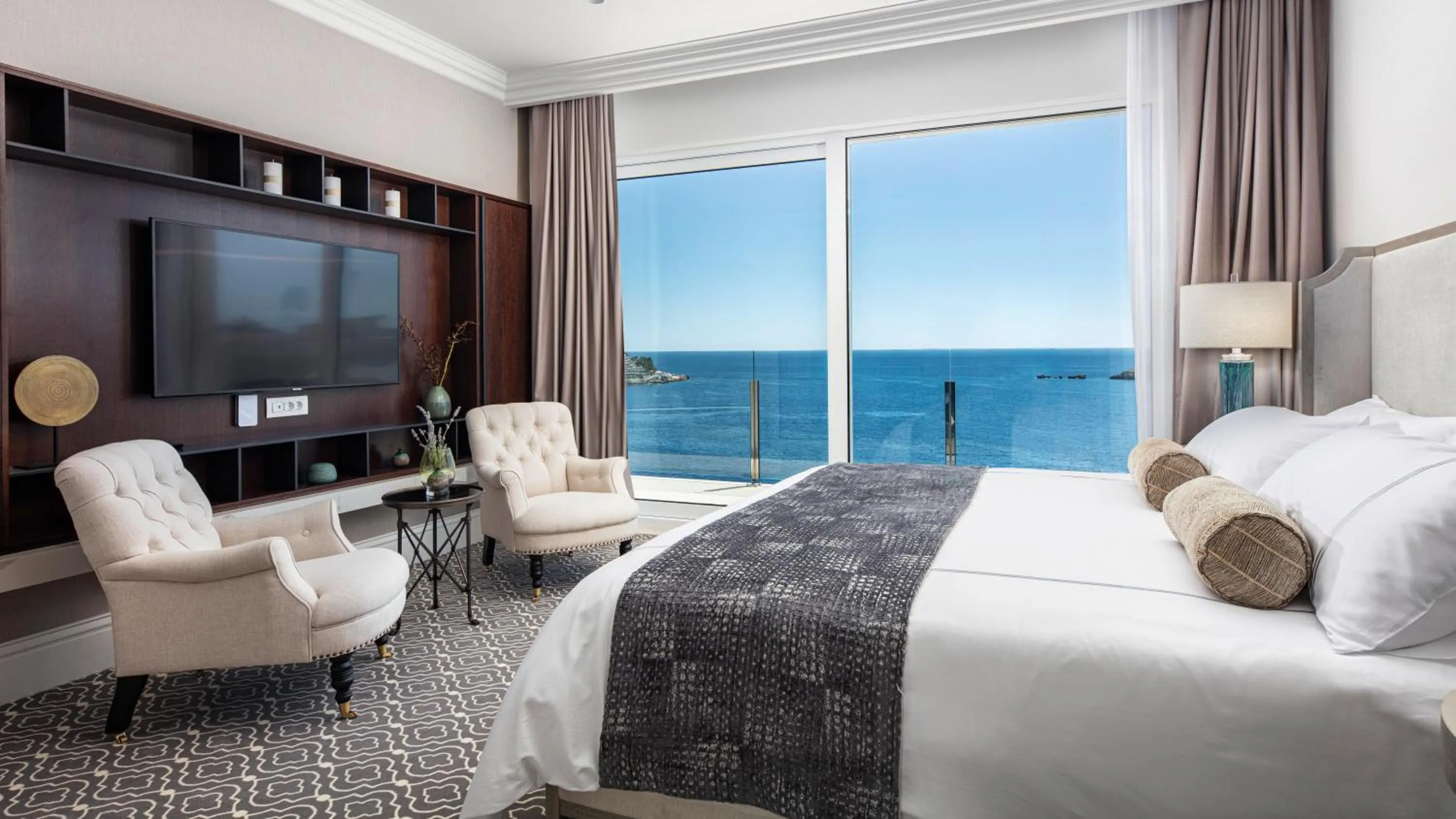 Bed in Royal Palm Hotel