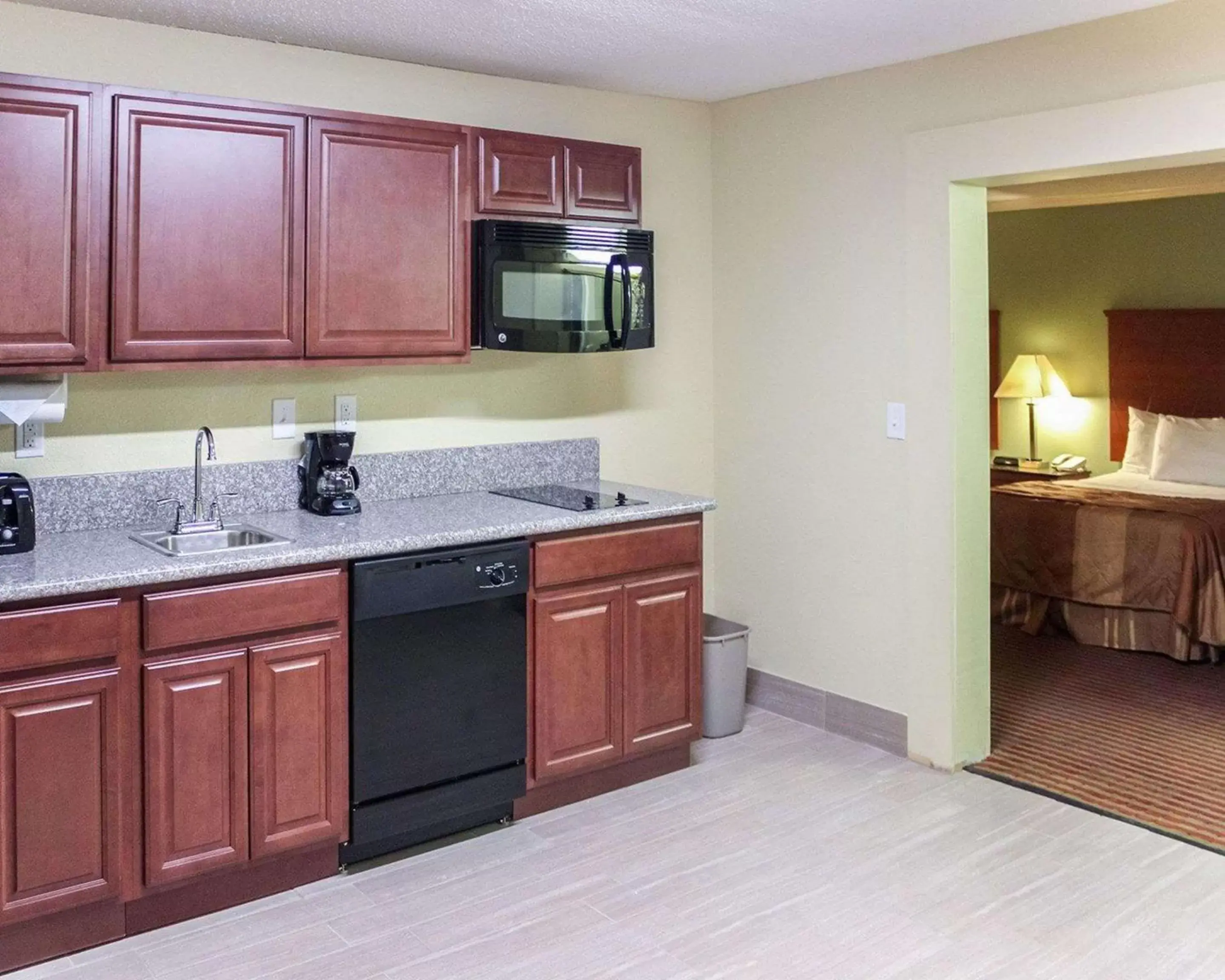 Photo of the whole room, Kitchen/Kitchenette in MainStay Suites Williamsburg I-64