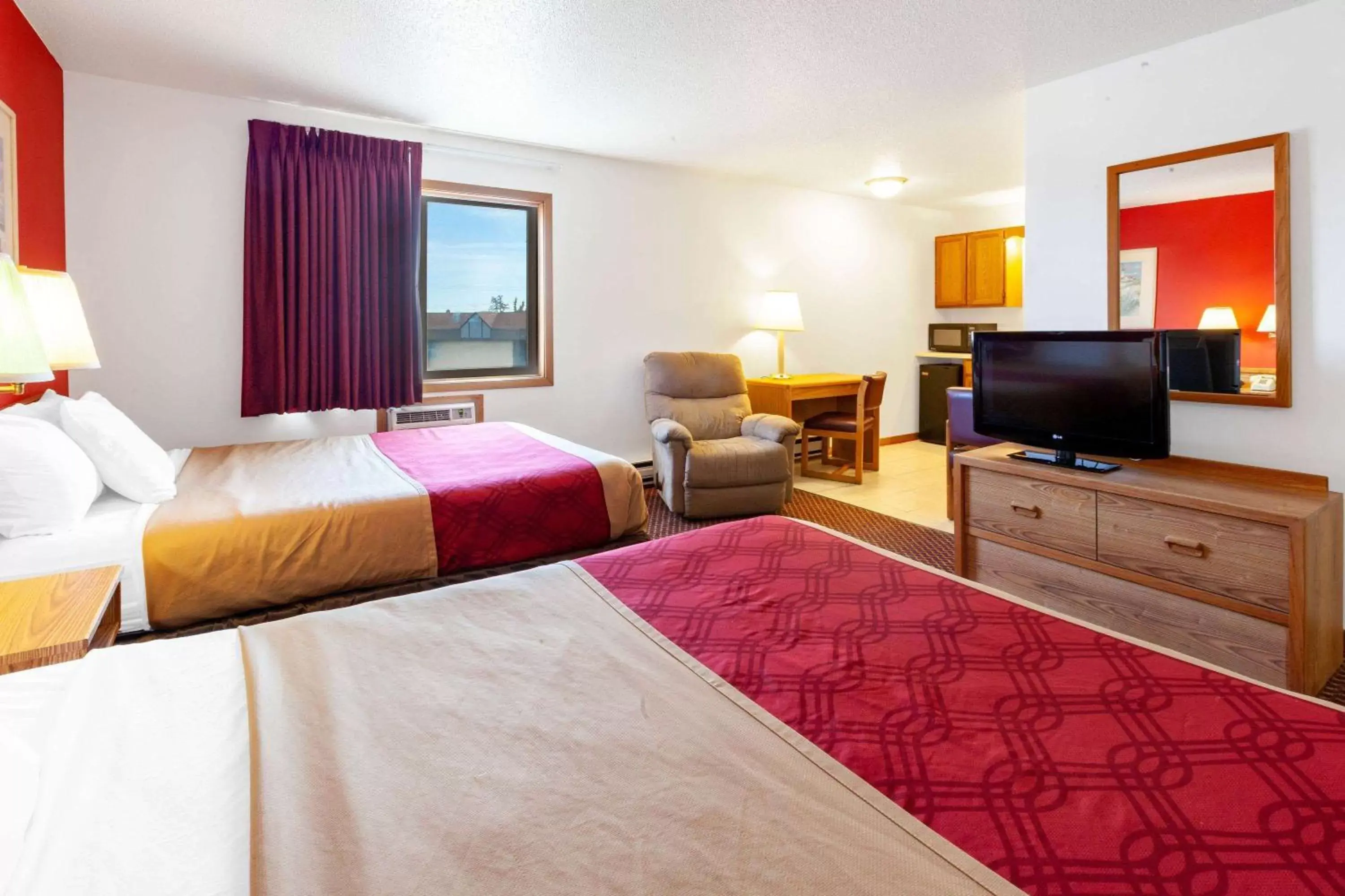 Photo of the whole room, Bed in Travelodge by Wyndham Escanaba