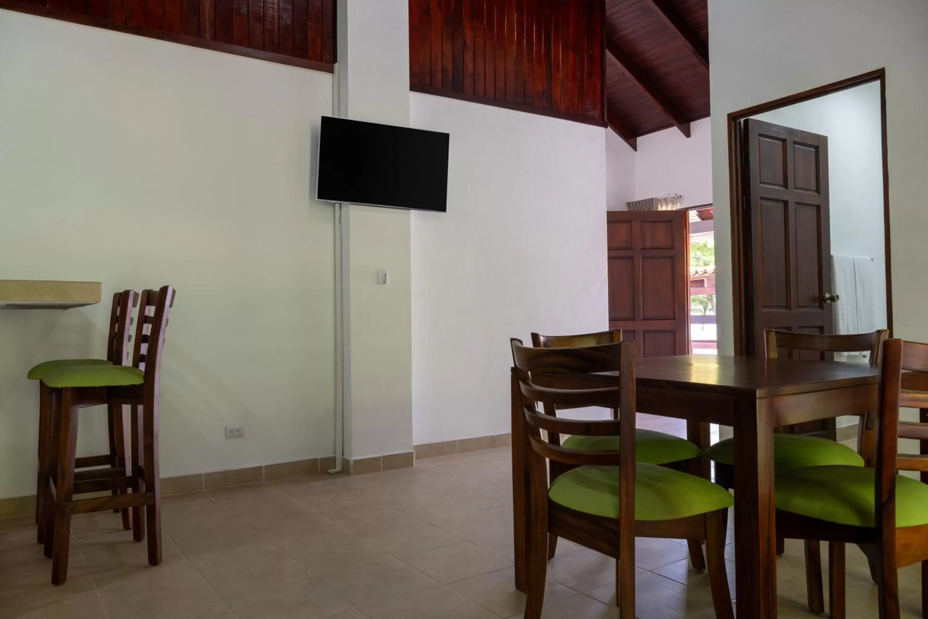 Kitchen or kitchenette, Dining Area in Fuego del Sol Beachfront Hotel